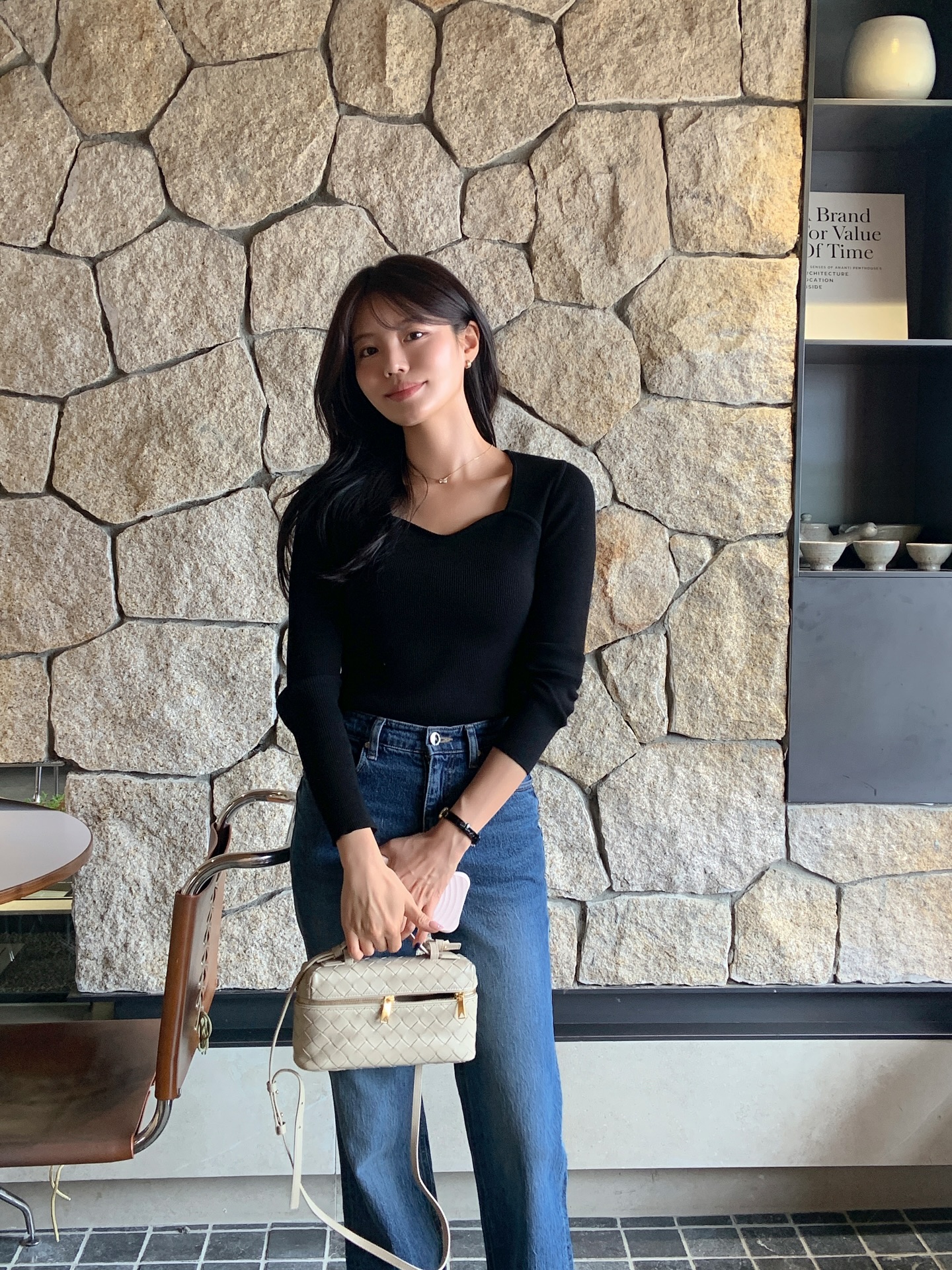 5 cách mặc quần jeans tới công sở trẻ trung và chuẩn thanh lịch- Ảnh 4.