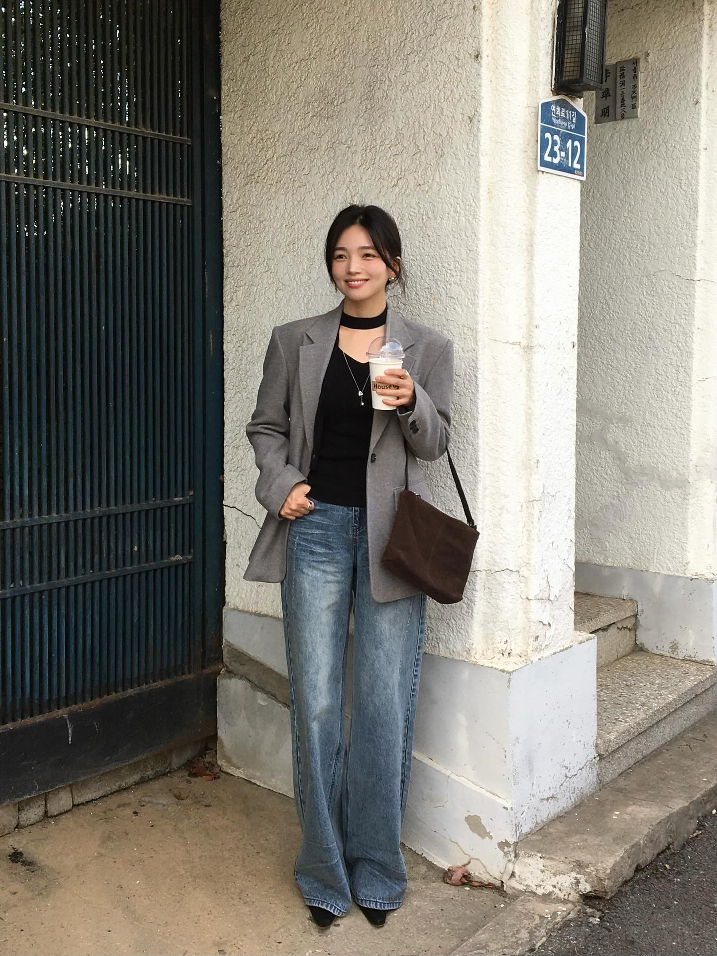 5 cách mặc quần jeans tới công sở trẻ trung và chuẩn thanh lịch- Ảnh 7.