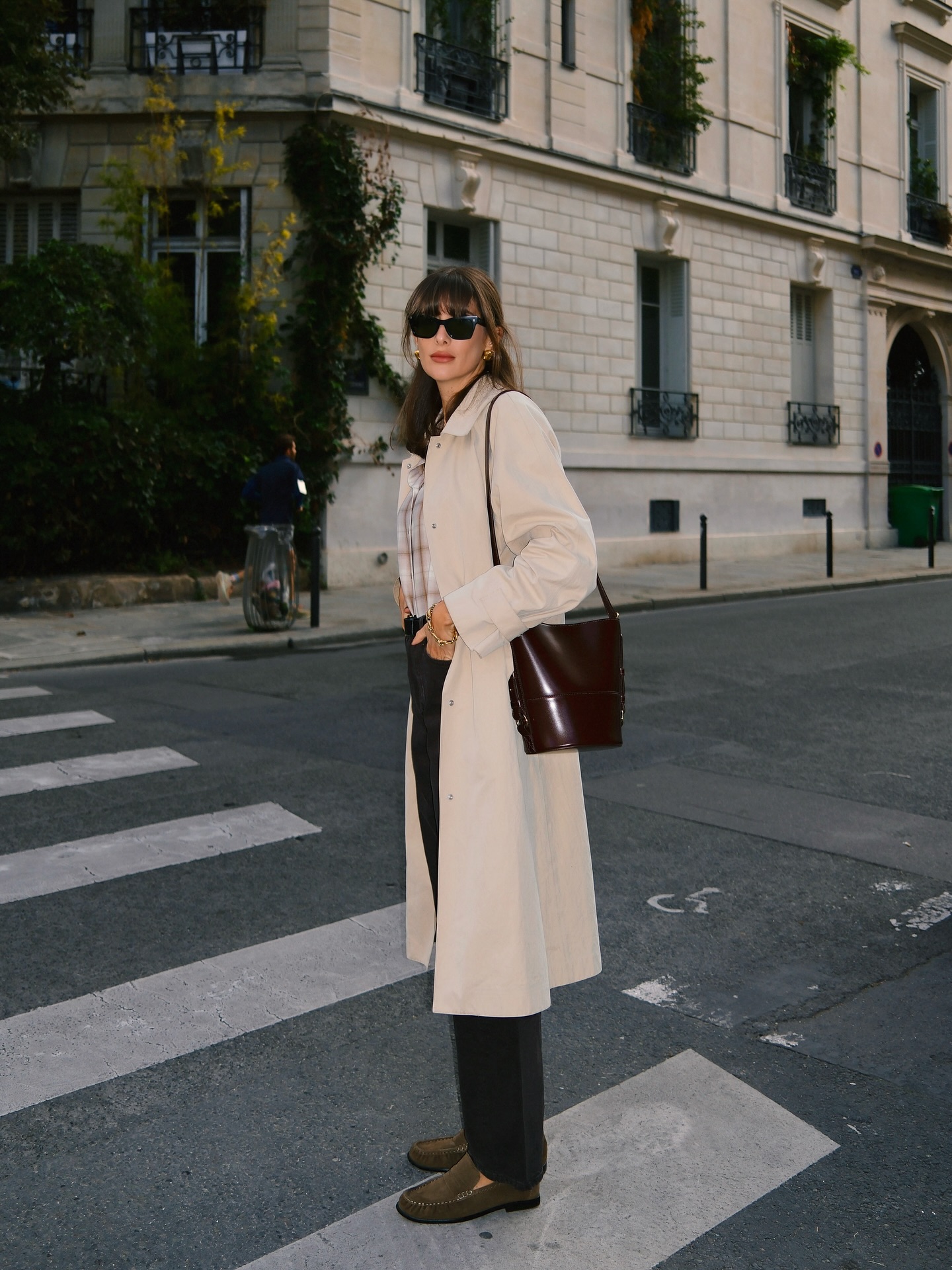 Phụ nữ Pháp không chọn áo khoác cầu kỳ, họ ưu tiên 4 kiểu tối giản để mặc thế nào cũng sang- Ảnh 7.