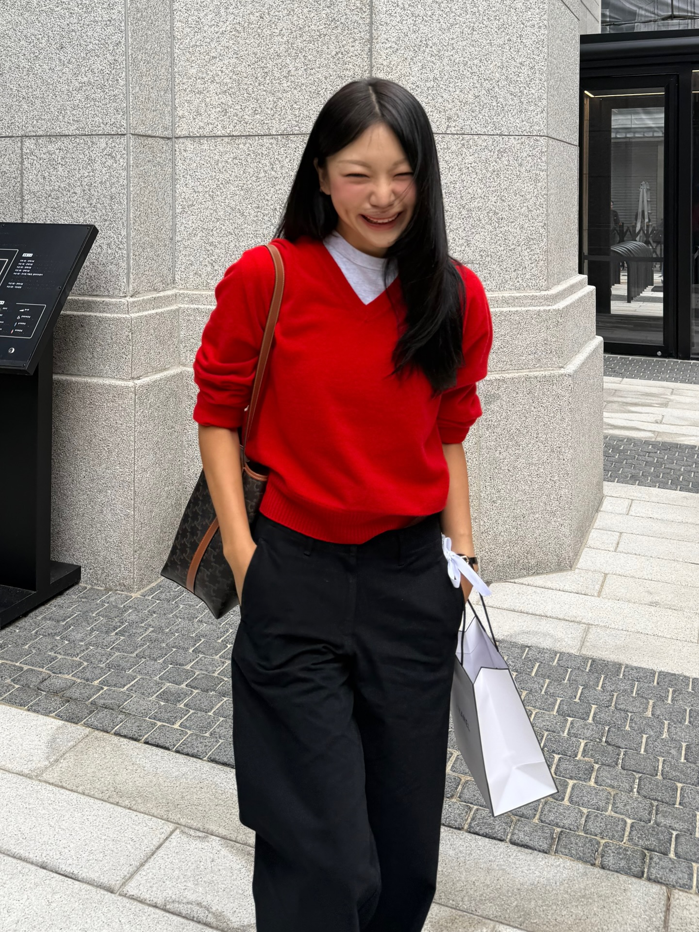 Áo len chọn 5 gam màu này là sang trọng và tôn da nhất- Ảnh 2.