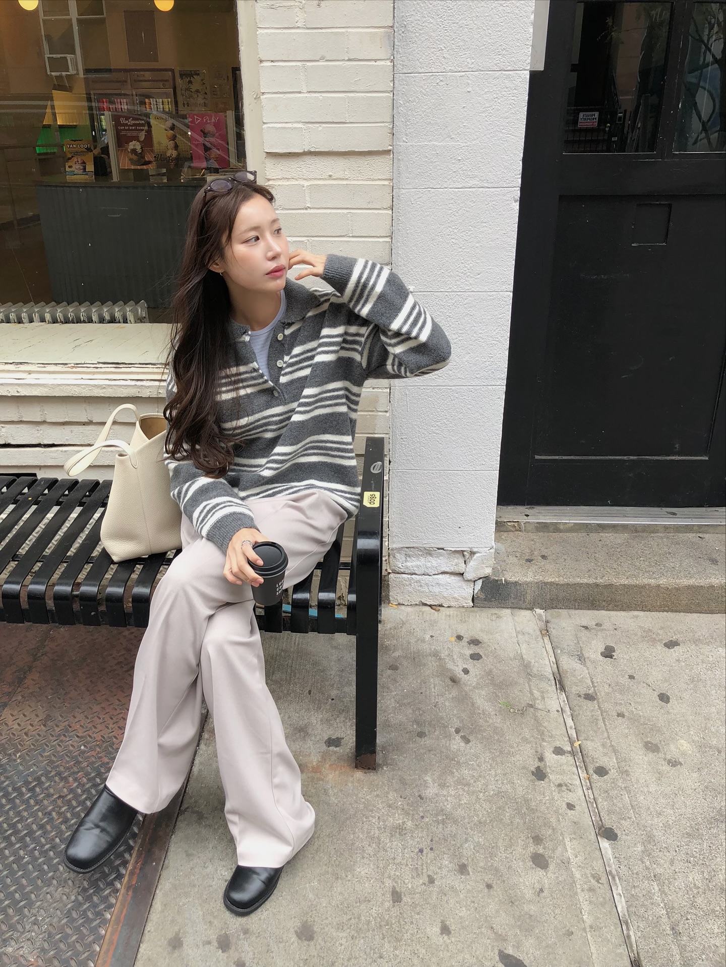 Áo len và quần ống rộng: Cặp bài trùng hoàn hảo có 5 cách mix nhân đôi sự trẻ trung- Ảnh 1.