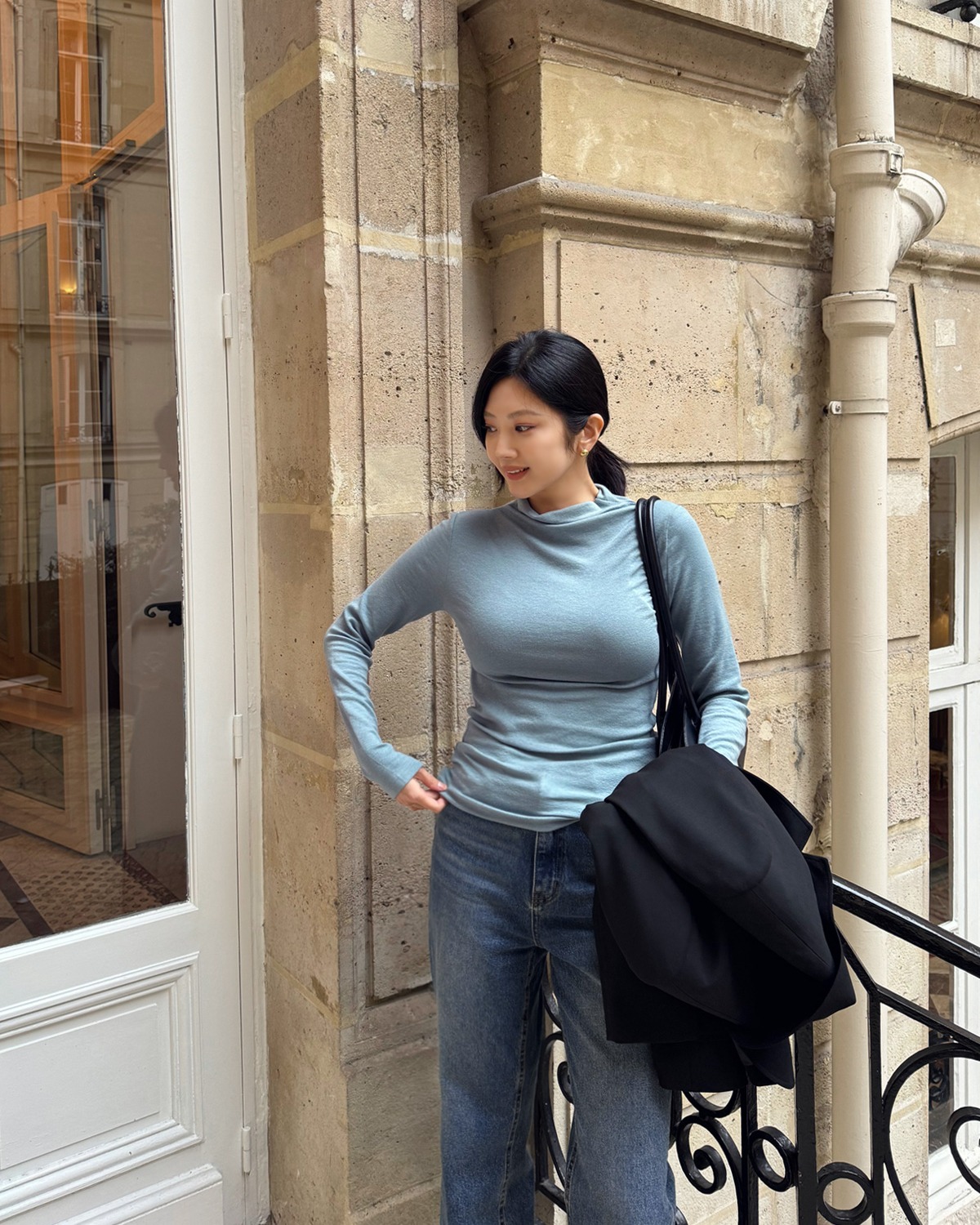 5 cách mặc quần jeans tới công sở trẻ trung và chuẩn thanh lịch- Ảnh 8.