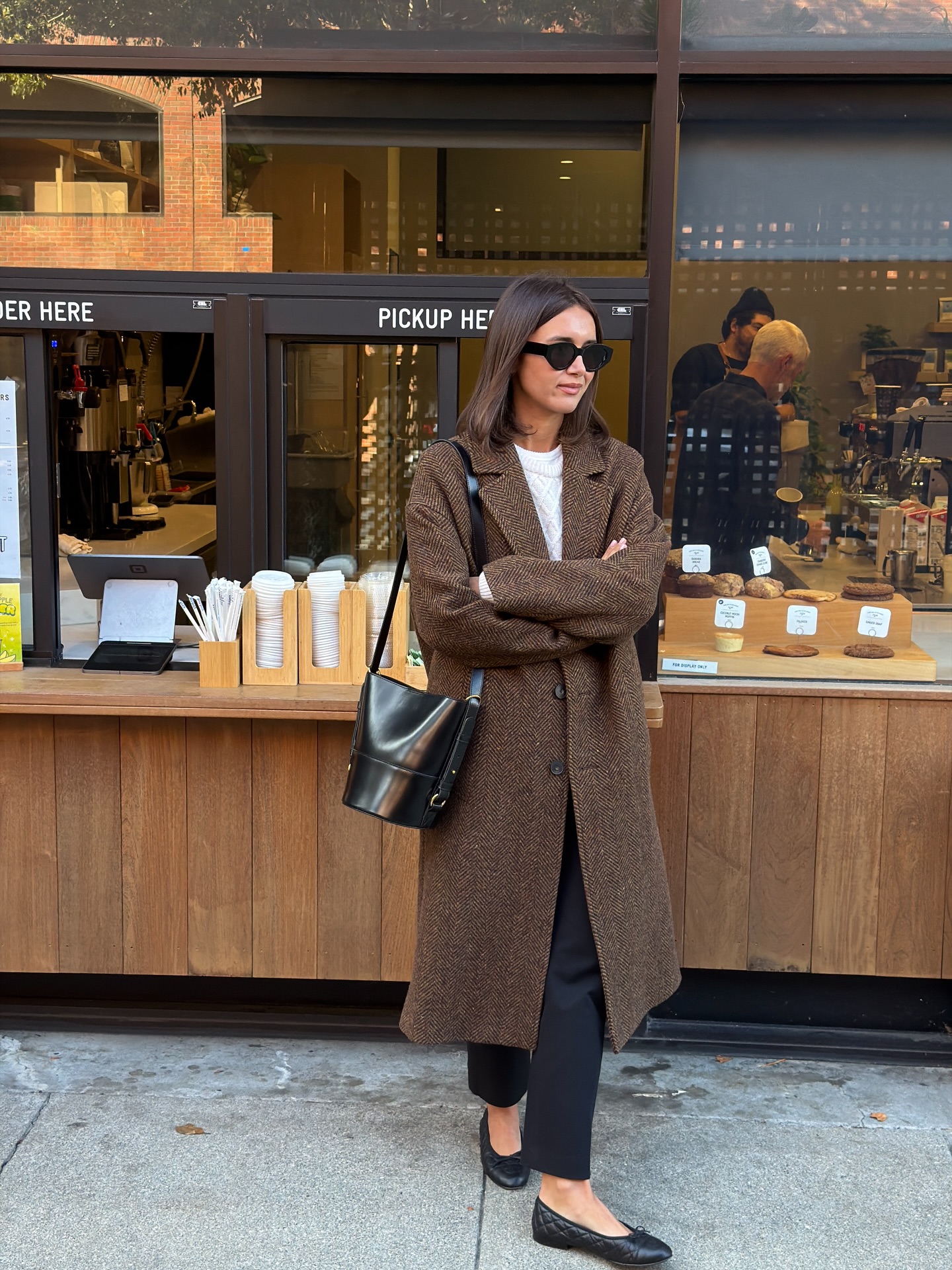 Phụ nữ Pháp không chọn áo khoác cầu kỳ, họ ưu tiên 4 kiểu tối giản để mặc thế nào cũng sang- Ảnh 4.