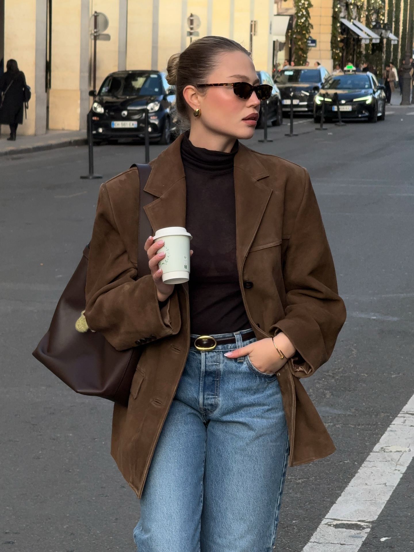 Phụ nữ Pháp không chọn áo khoác cầu kỳ, họ ưu tiên 4 kiểu tối giản để mặc thế nào cũng sang- Ảnh 2.