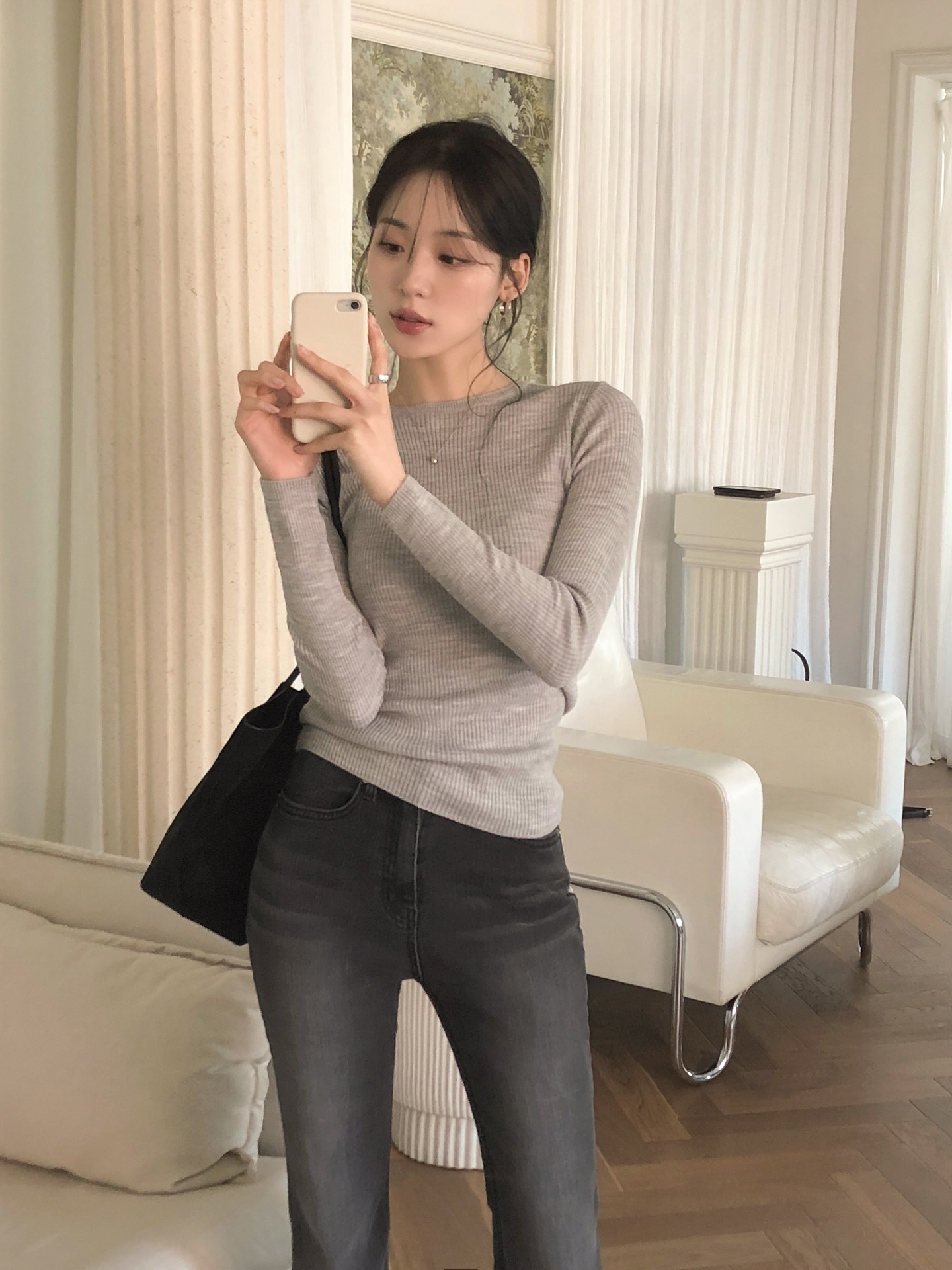 5 cách mặc quần jeans tới công sở trẻ trung và chuẩn thanh lịch- Ảnh 3.