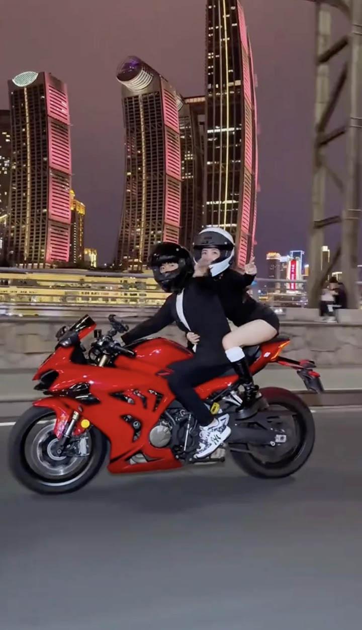 Sau thuê bạn trai, giới trẻ lại rộ trend “thuê soái ca” lái motor để quay video “sống ảo”- Ảnh 1.
