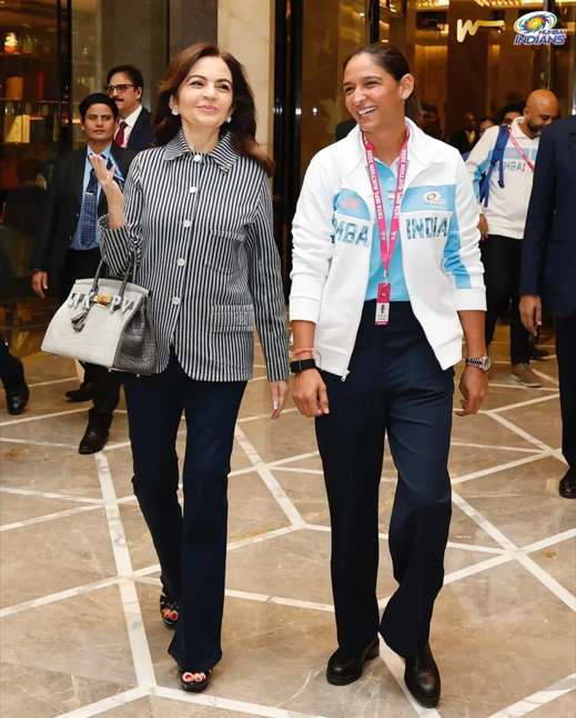 Túi Hermès da cá sấu của người phụ nữ giàu nhất châu Á gắn vật thể lạ- Ảnh 1.