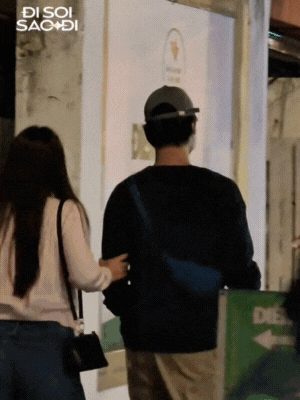 "Tóm dính" Khả Ngân tình tứ đi xem kịch với trai lạ, còn công khai khoác tay cười nói rộn ràng giữa đêm khuya- Ảnh 3.