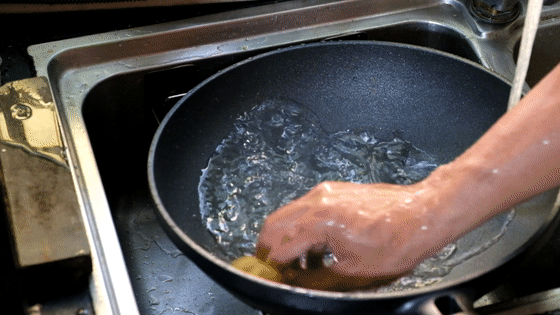 6 tháng bỏ chảo chống dính, chuyển sang chảo gang: Tôi hiểu vì sao mẹ tôi cả đời không đổi chảo- Ảnh 5.