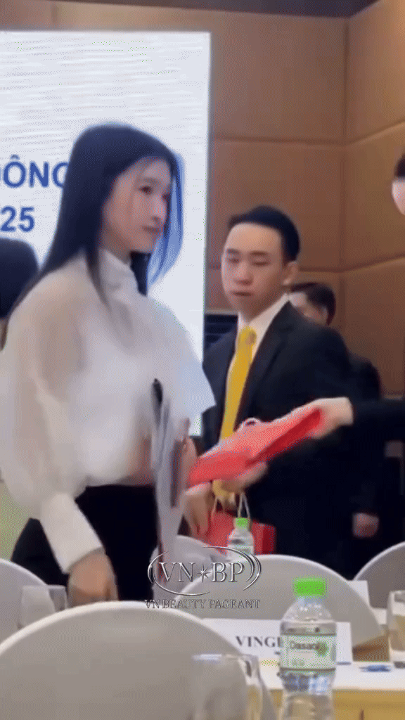 Phương Nhi và thiếu gia Minh Hoàng cứ xuất hiện là "gây bão", nhan sắc con dâu tập đoàn luôn được chấm điểm 10- Ảnh 9.