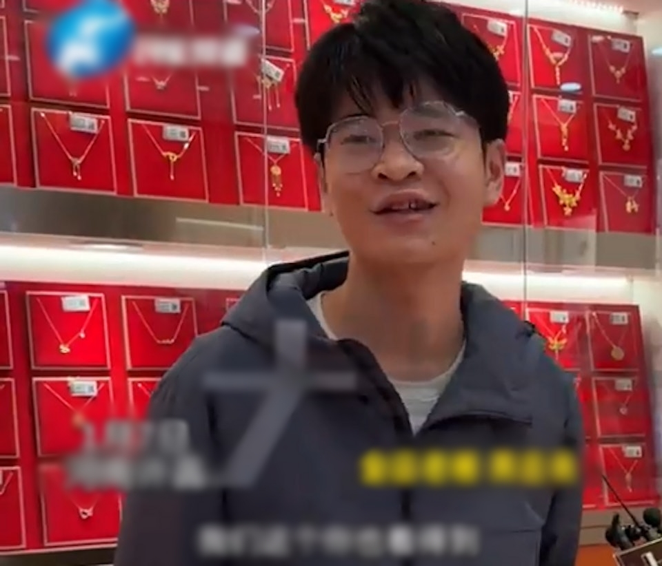 Sếp tặng mỗi nhân viên nhận 1 gam vàng, ai sinh con thứ 2 thưởng 75 triệu: Tiệc tất niên hot nhất lúc này- Ảnh 2.