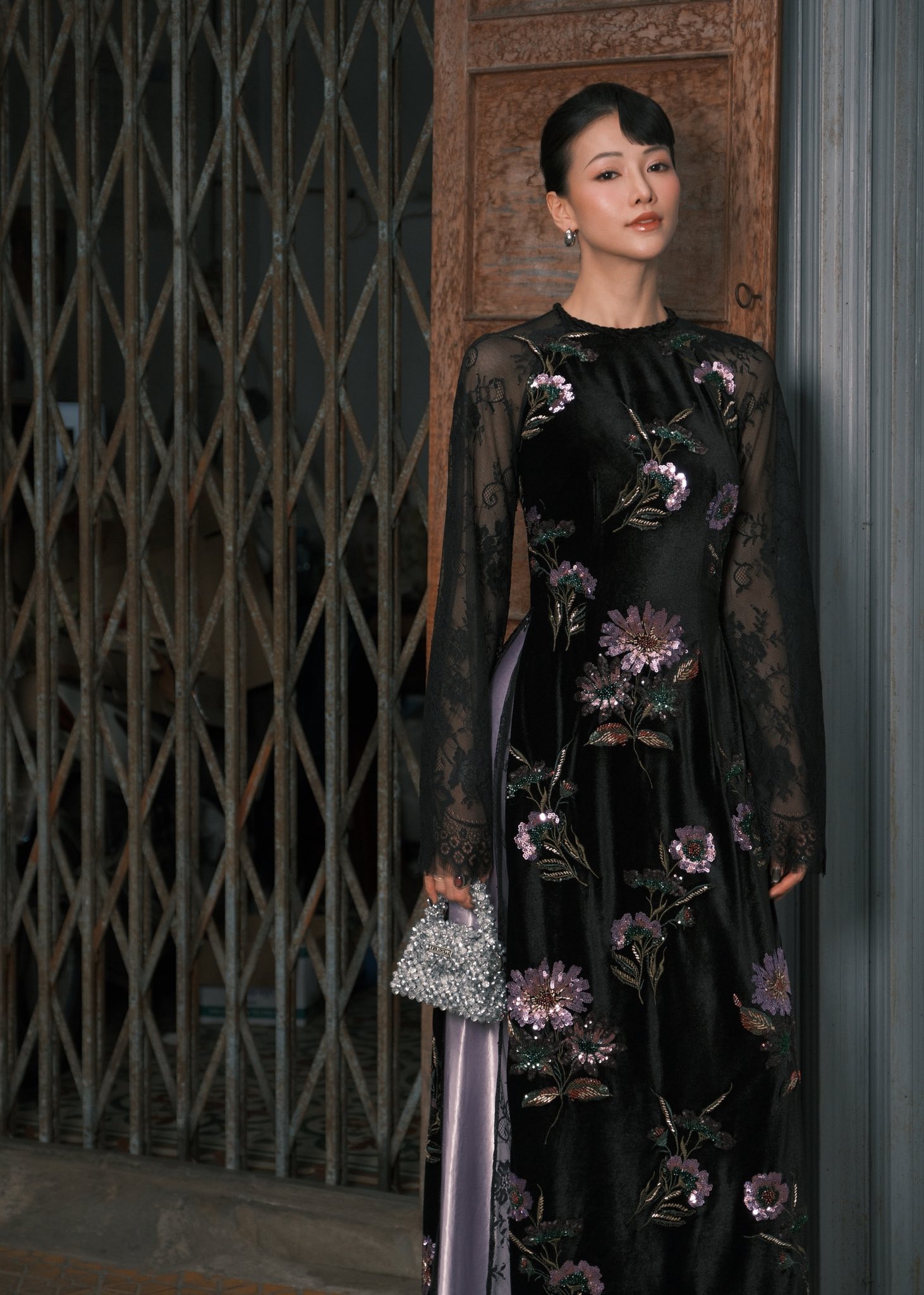 Khi sắc màu này lên ngôi, áo dài Tết 2026 bỗng đậm nét phú bà, mợ chảnh kiêu sa khó cưỡng- Ảnh 1. Khi sắc màu này lên ngôi, áo dài Tết 2026 bỗng đậm nét phú bà, mợ chảnh kiêu sa khó cưỡng- Ảnh 1.