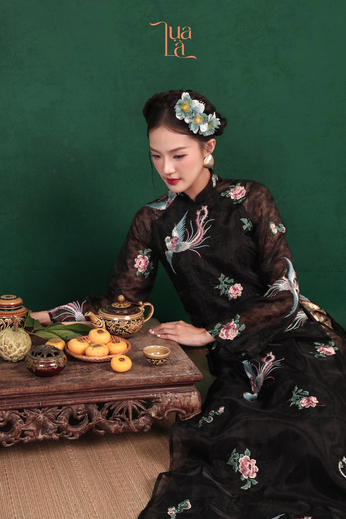 Khi sắc màu này lên ngôi, áo dài Tết 2026 bỗng đậm nét phú bà, mợ chảnh kiêu sa khó cưỡng- Ảnh 9. Khi sắc màu này lên ngôi, áo dài Tết 2026 bỗng đậm nét phú bà, mợ chảnh kiêu sa khó cưỡng- Ảnh 9.