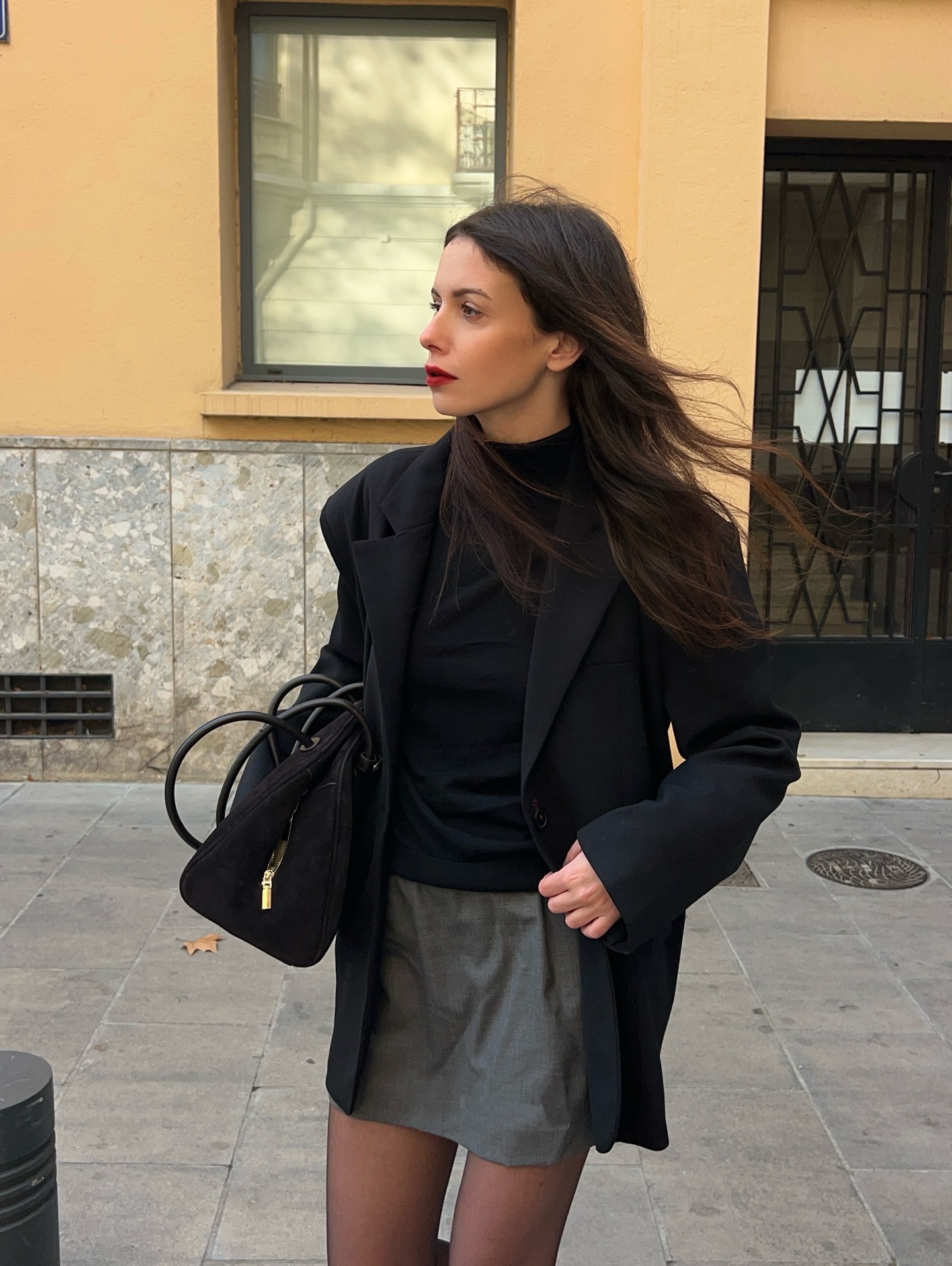 5 món thời trang trong tủ đồ của một quý cô theo đuổi phong cách basic- Ảnh 2. 5 món thời trang trong tủ đồ của một quý cô theo đuổi phong cách basic- Ảnh 2.