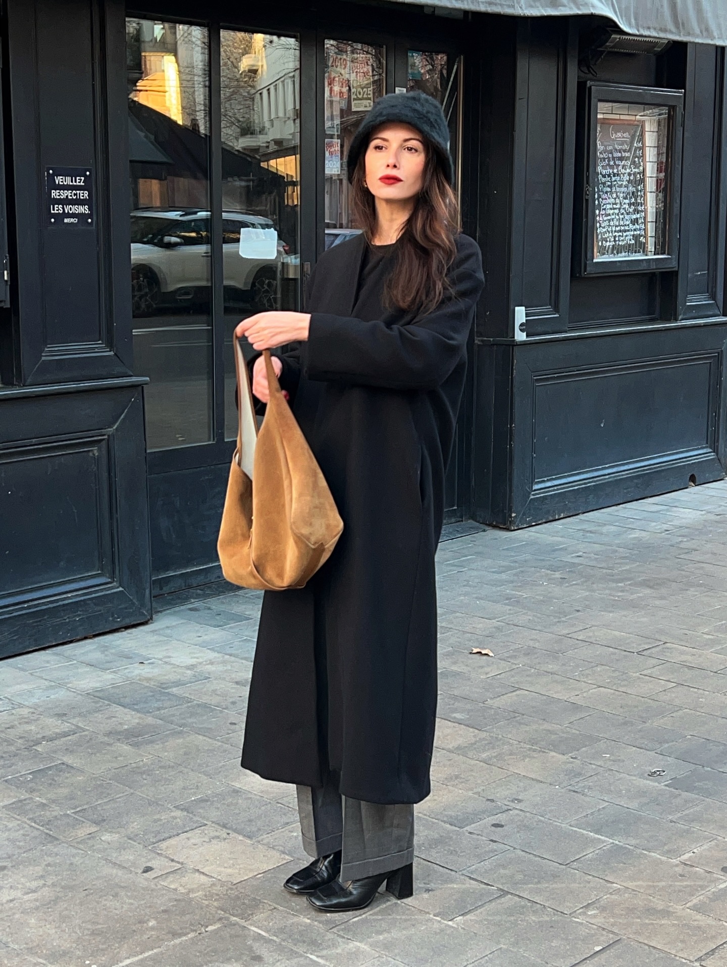 5 món thời trang trong tủ đồ của một quý cô theo đuổi phong cách basic- Ảnh 3. 5 món thời trang trong tủ đồ của một quý cô theo đuổi phong cách basic- Ảnh 3.