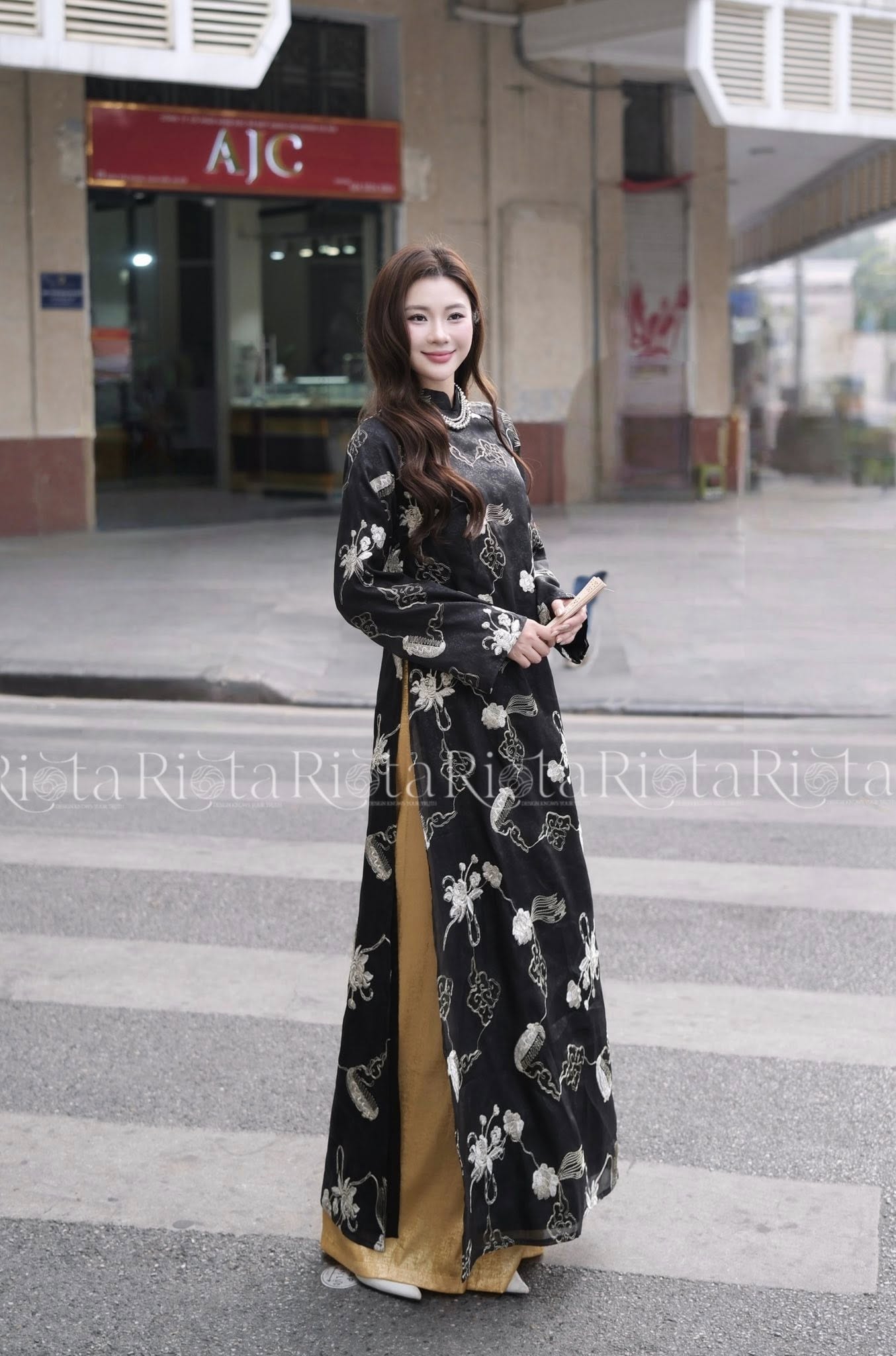 Khi sắc màu này lên ngôi, áo dài Tết 2026 bỗng đậm nét phú bà, mợ chảnh kiêu sa khó cưỡng- Ảnh 15. Khi sắc màu này lên ngôi, áo dài Tết 2026 bỗng đậm nét phú bà, mợ chảnh kiêu sa khó cưỡng- Ảnh 15.