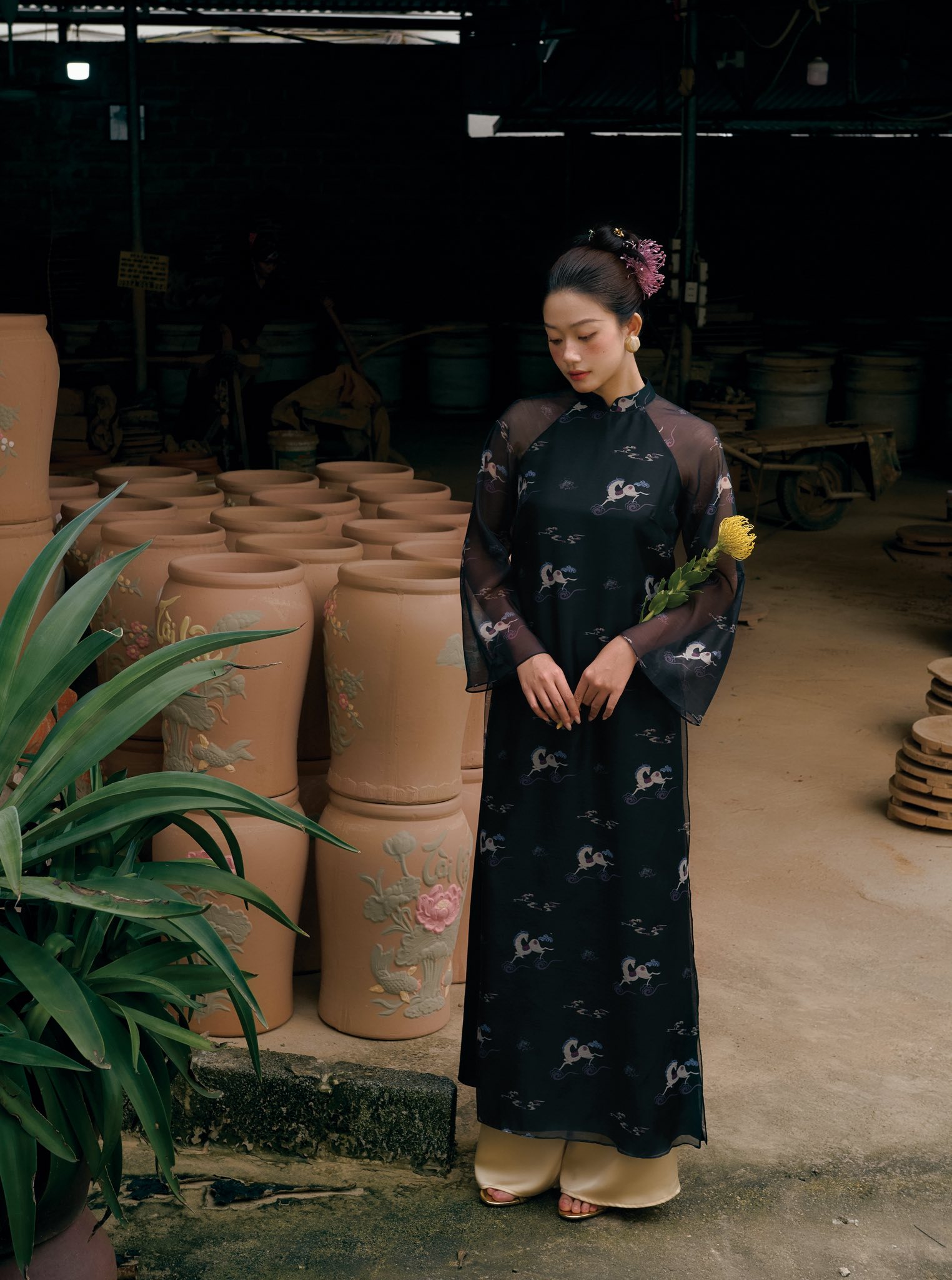 Khi sắc màu này lên ngôi, áo dài Tết 2026 bỗng đậm nét phú bà, mợ chảnh kiêu sa khó cưỡng- Ảnh 17. Khi sắc màu này lên ngôi, áo dài Tết 2026 bỗng đậm nét phú bà, mợ chảnh kiêu sa khó cưỡng- Ảnh 17.