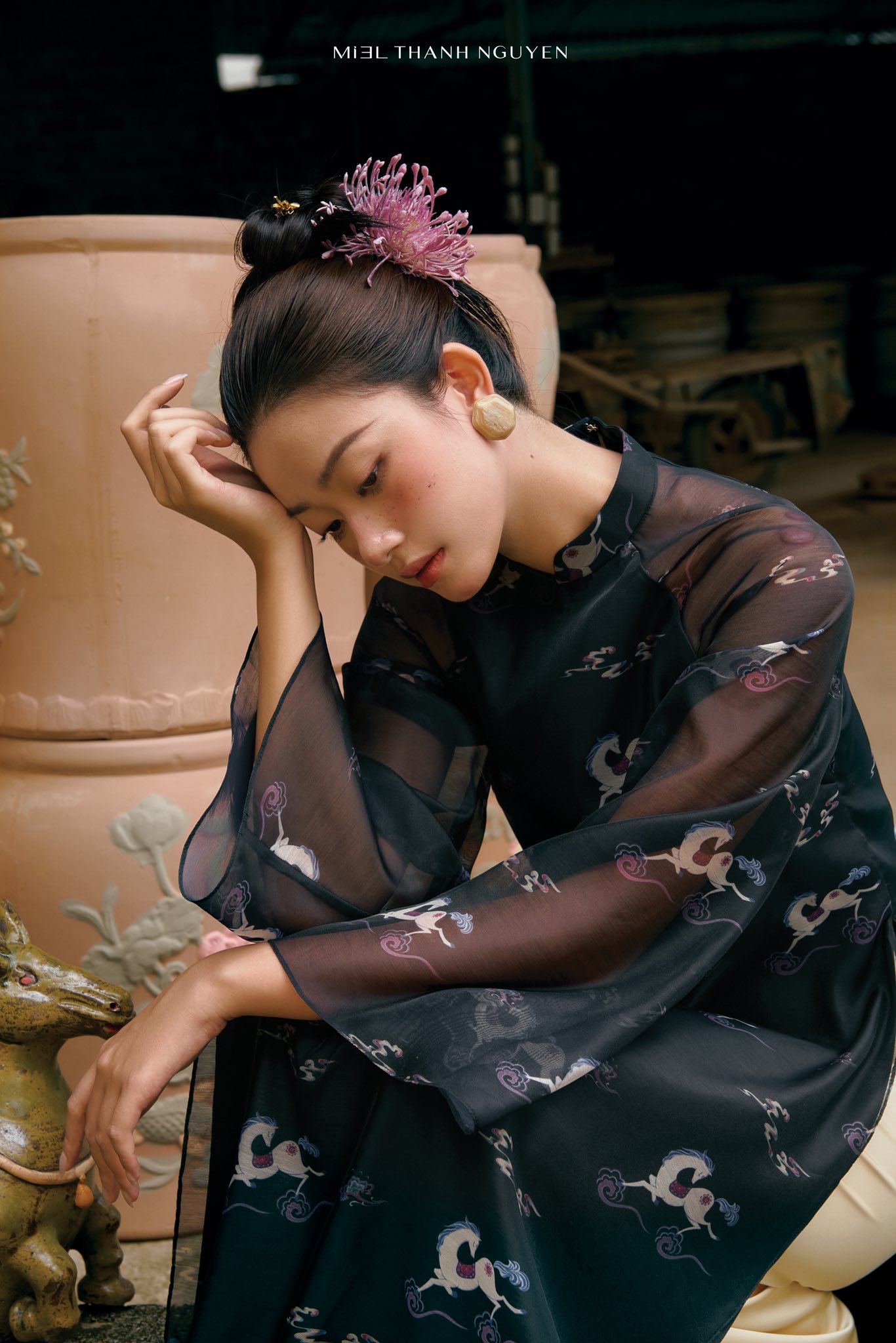 Khi sắc màu này lên ngôi, áo dài Tết 2026 bỗng đậm nét phú bà, mợ chảnh kiêu sa khó cưỡng- Ảnh 18. Khi sắc màu này lên ngôi, áo dài Tết 2026 bỗng đậm nét phú bà, mợ chảnh kiêu sa khó cưỡng- Ảnh 18.