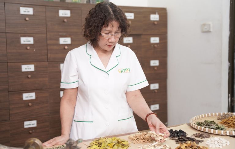 TTƯT, Th.sĩ, Bác sĩ Nguyễn Thị Tuyết Lan - Hơn 40 năm chữa bệnh và gìn giữ y học dân tộc- Ảnh 2.