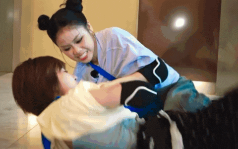 52Hz dán bảng tên ở vùng nhạy cảm tại Running Man Việt, bị nói "khôn lỏi"- Ảnh 3.