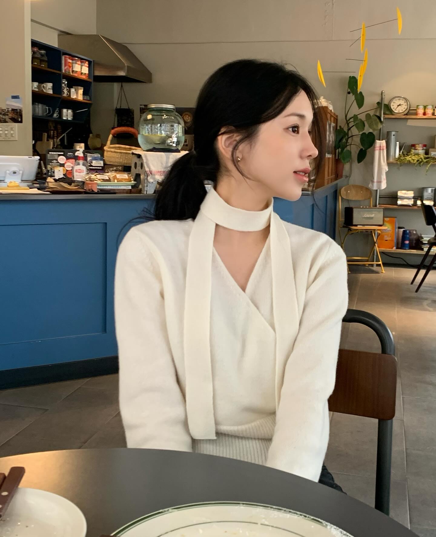 4 cách buộc tóc tuyệt đẹp và thanh lịch khi mặc áo len- Ảnh 3.