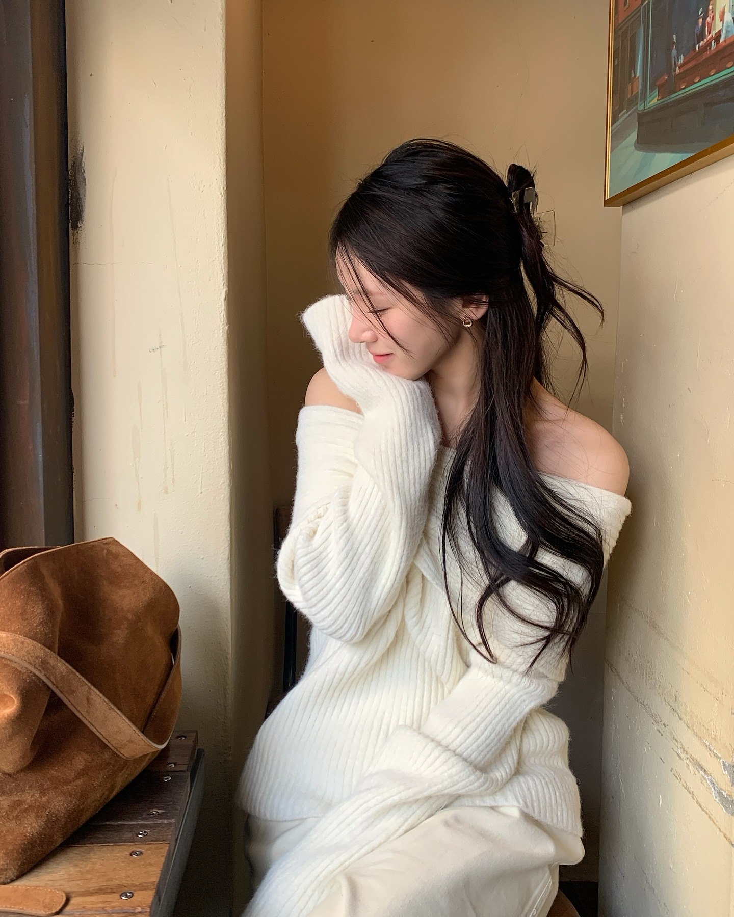 4 cách buộc tóc tuyệt đẹp và thanh lịch khi mặc áo len- Ảnh 1.