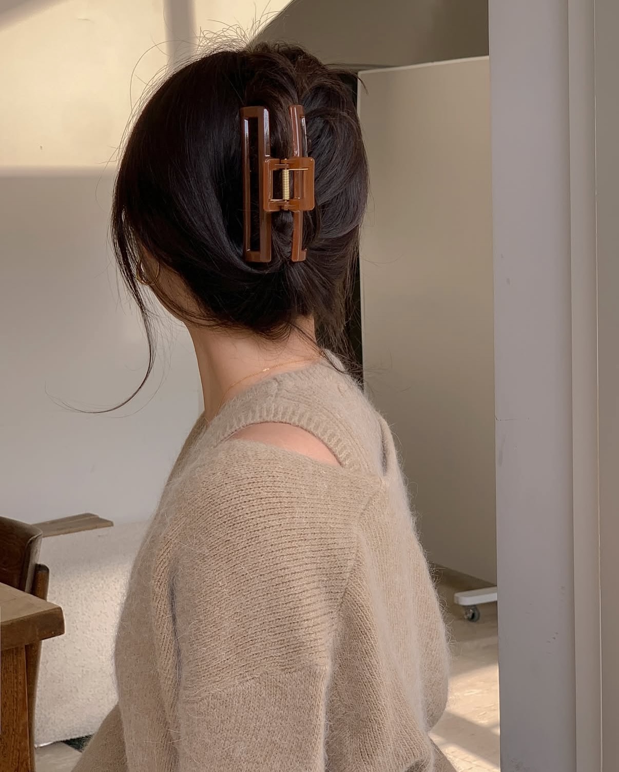 4 cách buộc tóc tuyệt đẹp và thanh lịch khi mặc áo len- Ảnh 6.