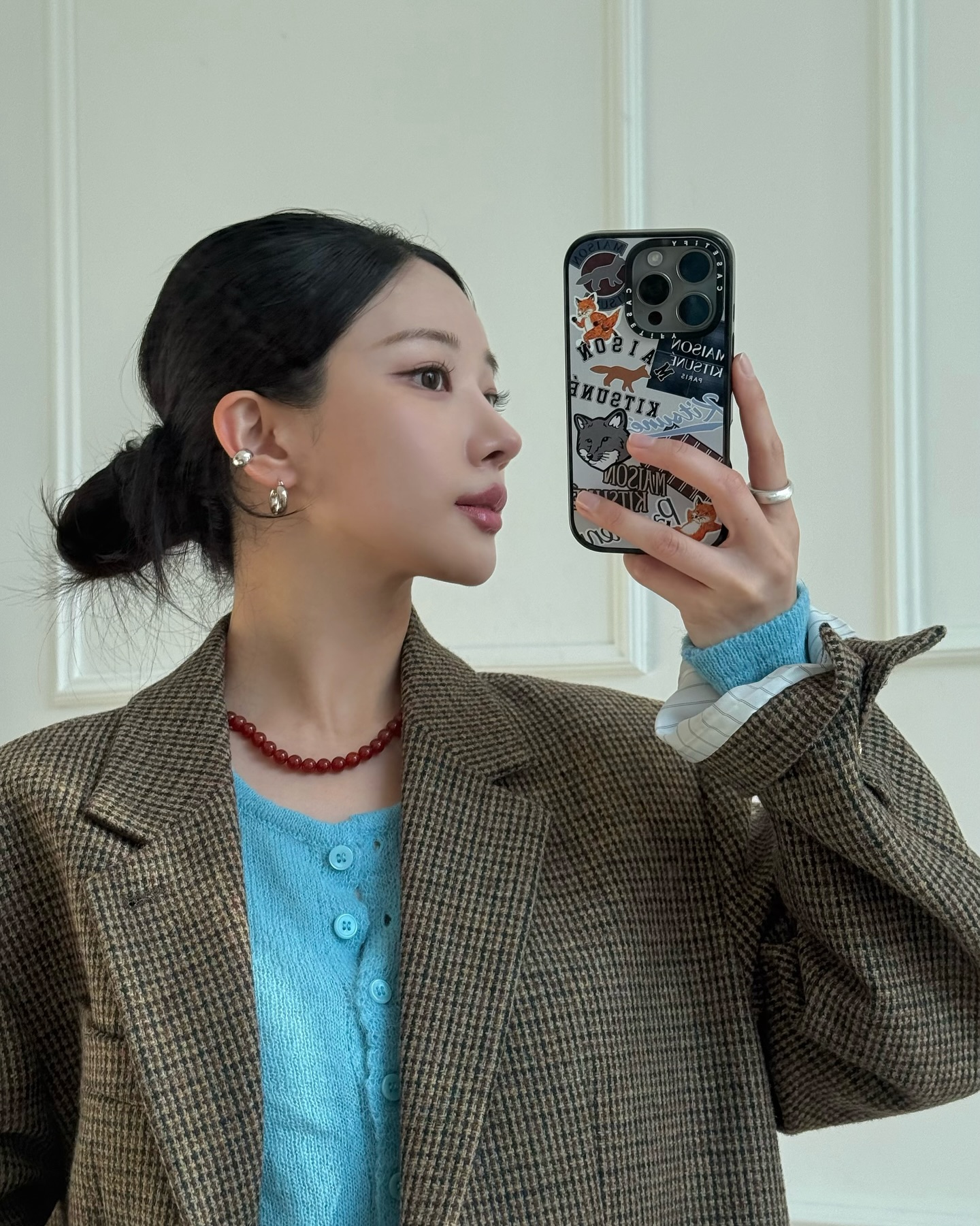 4 cách buộc tóc tuyệt đẹp và thanh lịch khi mặc áo len- Ảnh 8.