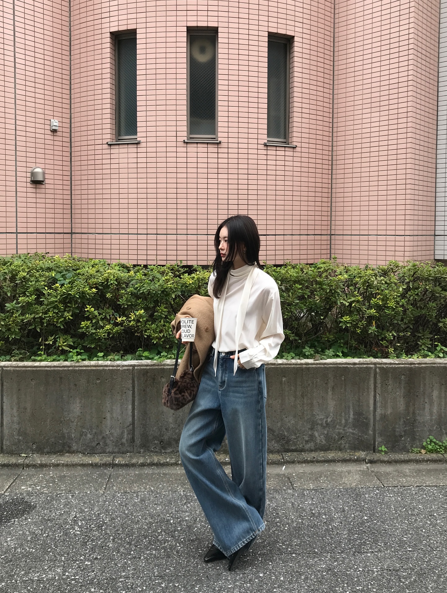 4 xu hướng quần jeans sẽ hot suốt năm 2026, không biết hết là khó mặc đẹp- Ảnh 8. 4 xu hướng quần jeans sẽ hot suốt năm 2026, không biết hết là khó mặc đẹp- Ảnh 8.