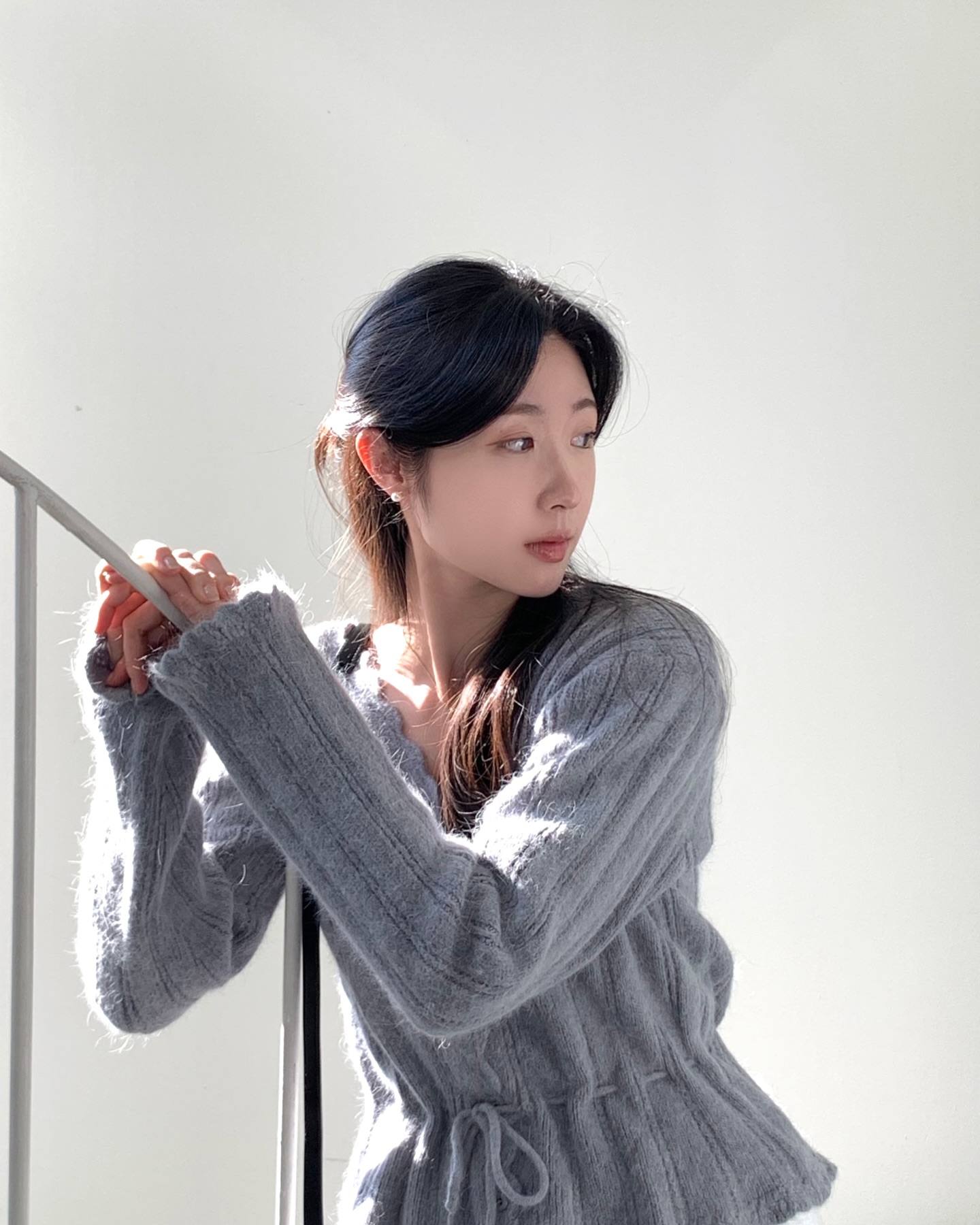 4 cách buộc tóc tuyệt đẹp và thanh lịch khi mặc áo len- Ảnh 2.