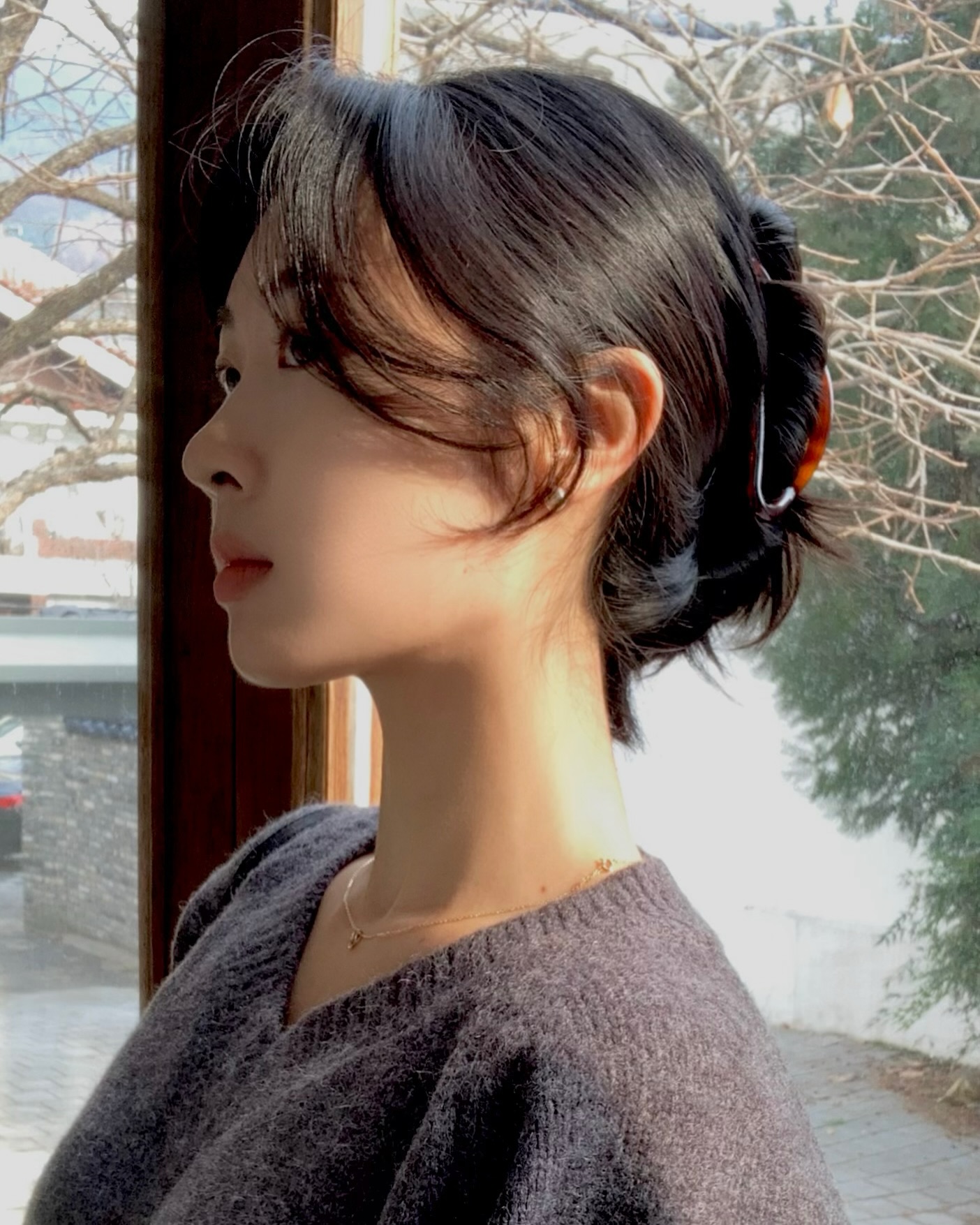 4 cách buộc tóc tuyệt đẹp và thanh lịch khi mặc áo len- Ảnh 7.