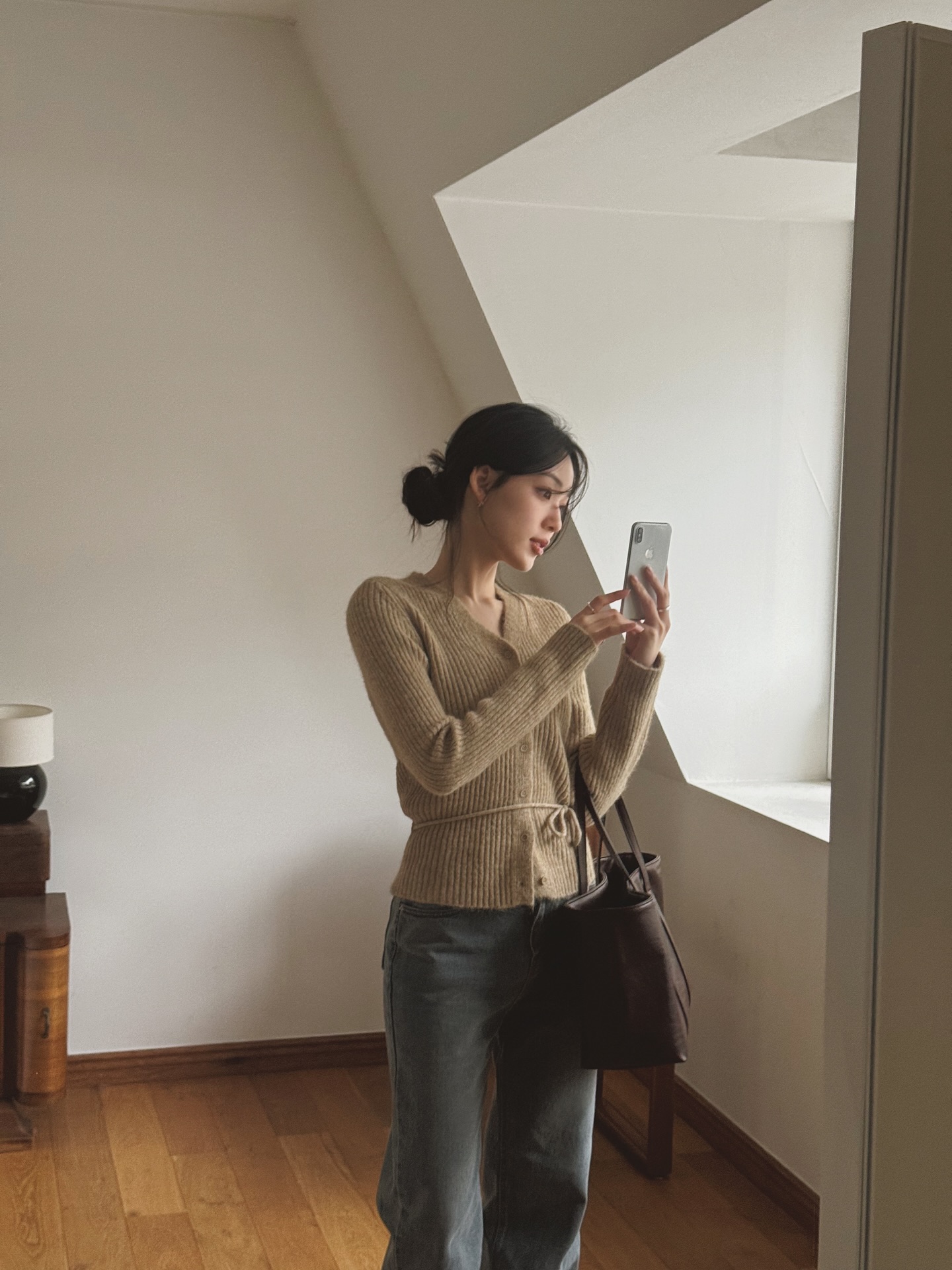 4 cách buộc tóc tuyệt đẹp và thanh lịch khi mặc áo len- Ảnh 9.