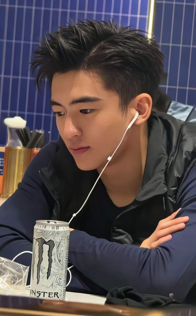 Quý tử nhà Tạ Đình Phong xứng danh “Gen 2 đỉnh chóp nhất”, đã tài năng còn đẹp trai hơn cả bố- Ảnh 6. Quý tử nhà Tạ Đình Phong xứng danh “Gen 2 đỉnh chóp nhất”, đã tài năng còn đẹp trai hơn cả bố- Ảnh 6.