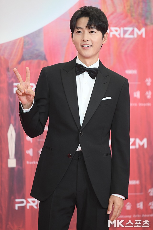 Song Joong Ki xách túi rác thôi cũng khiến 290.000 người ngỡ ngàng- Ảnh 7.