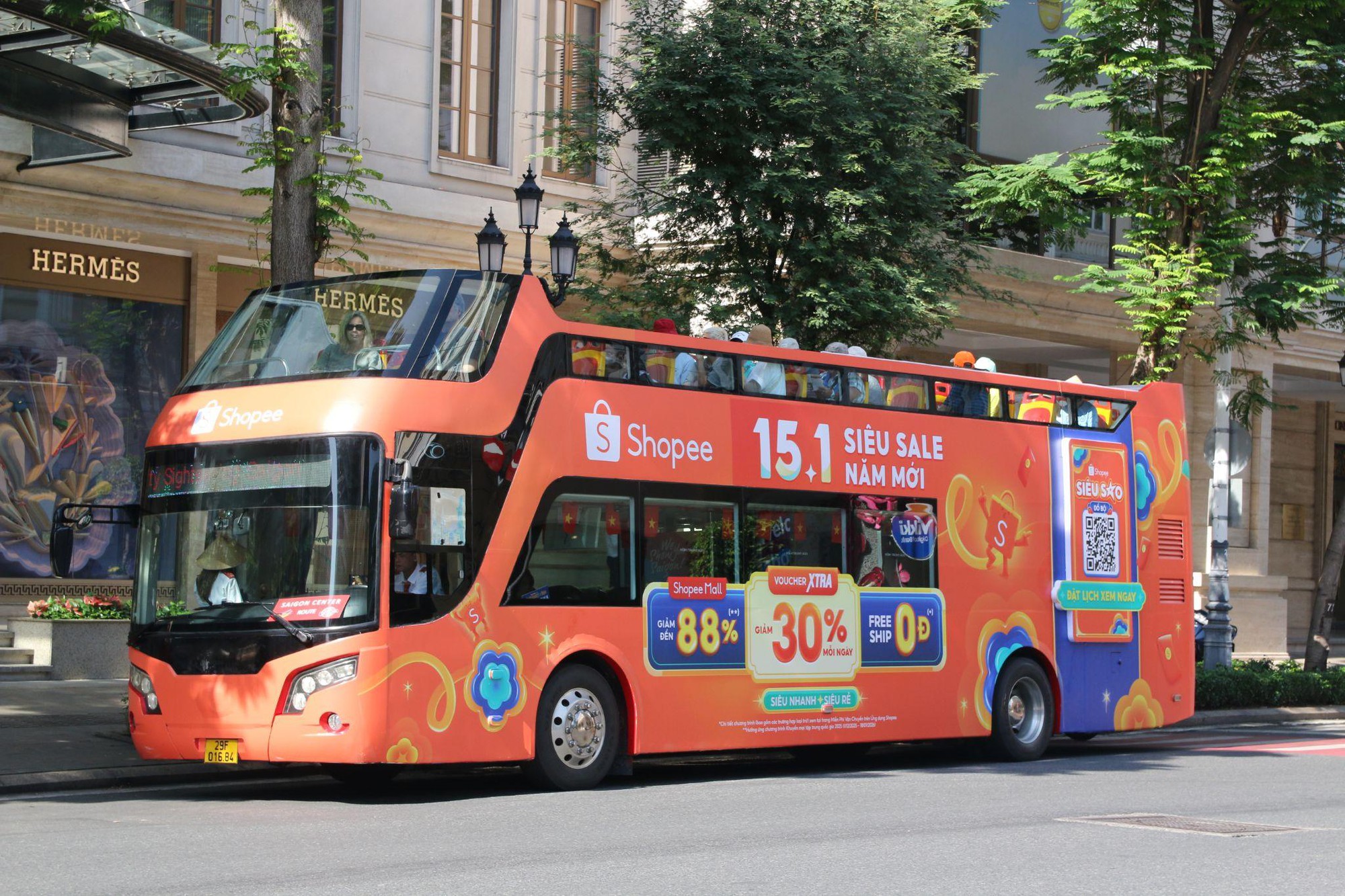 Đón 2026, Shopee “chịu chơi” với bao lì xì khổng lồ phủ sóng khắp phố- Ảnh 3.