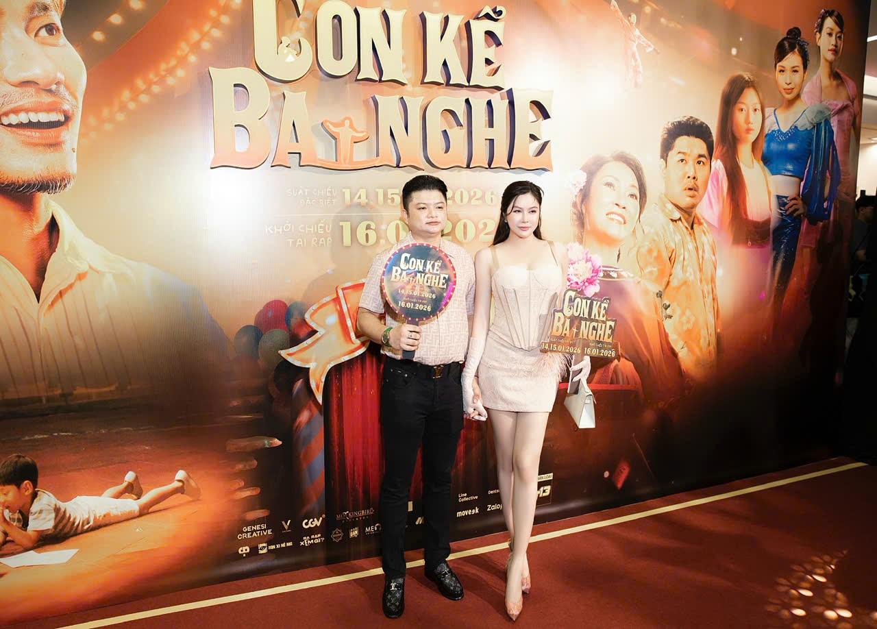 Hoa hậu Lê Thu Thảo rạng rỡ trên thảm đỏ ra mắt phim “Con kể ba nghe”- Ảnh 1.