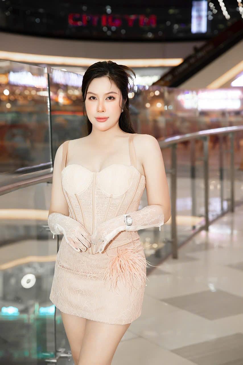 Hoa hậu Lê Thu Thảo rạng rỡ trên thảm đỏ ra mắt phim “Con kể ba nghe”- Ảnh 5.