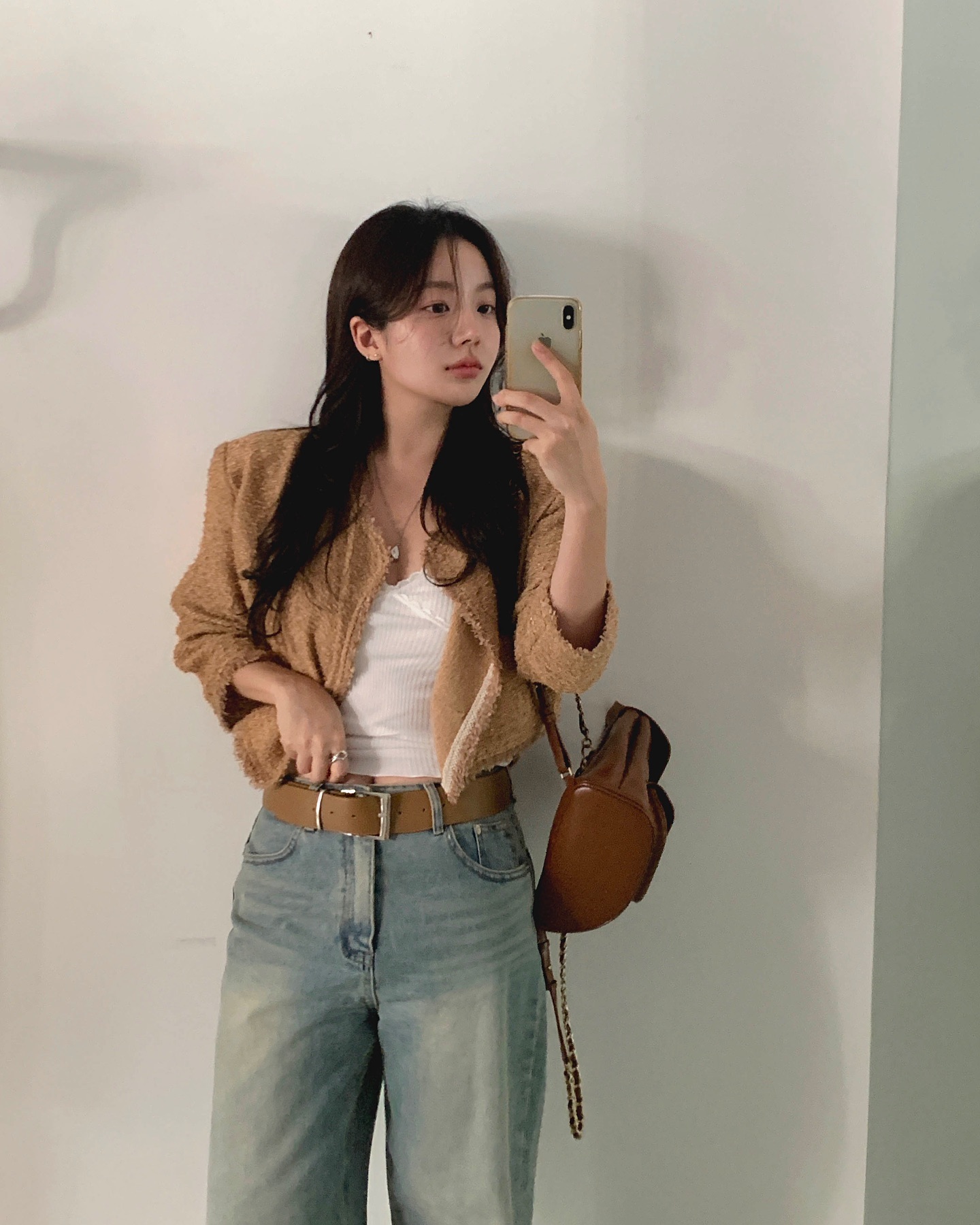 Xu hướng mặc đồ nâu từ năm ngoái tới bây giờ vẫn hot: 5 cách mix rất sang mà không cộng tuổi- Ảnh 1.