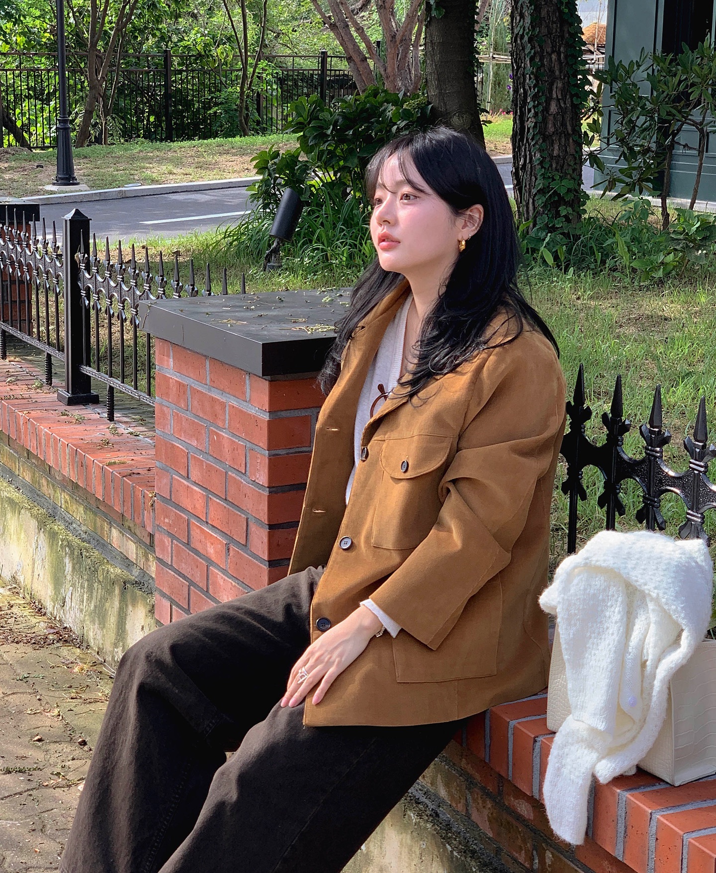 Xu hướng mặc đồ nâu từ năm ngoái tới bây giờ vẫn hot: 5 cách mix rất sang mà không cộng tuổi- Ảnh 2.