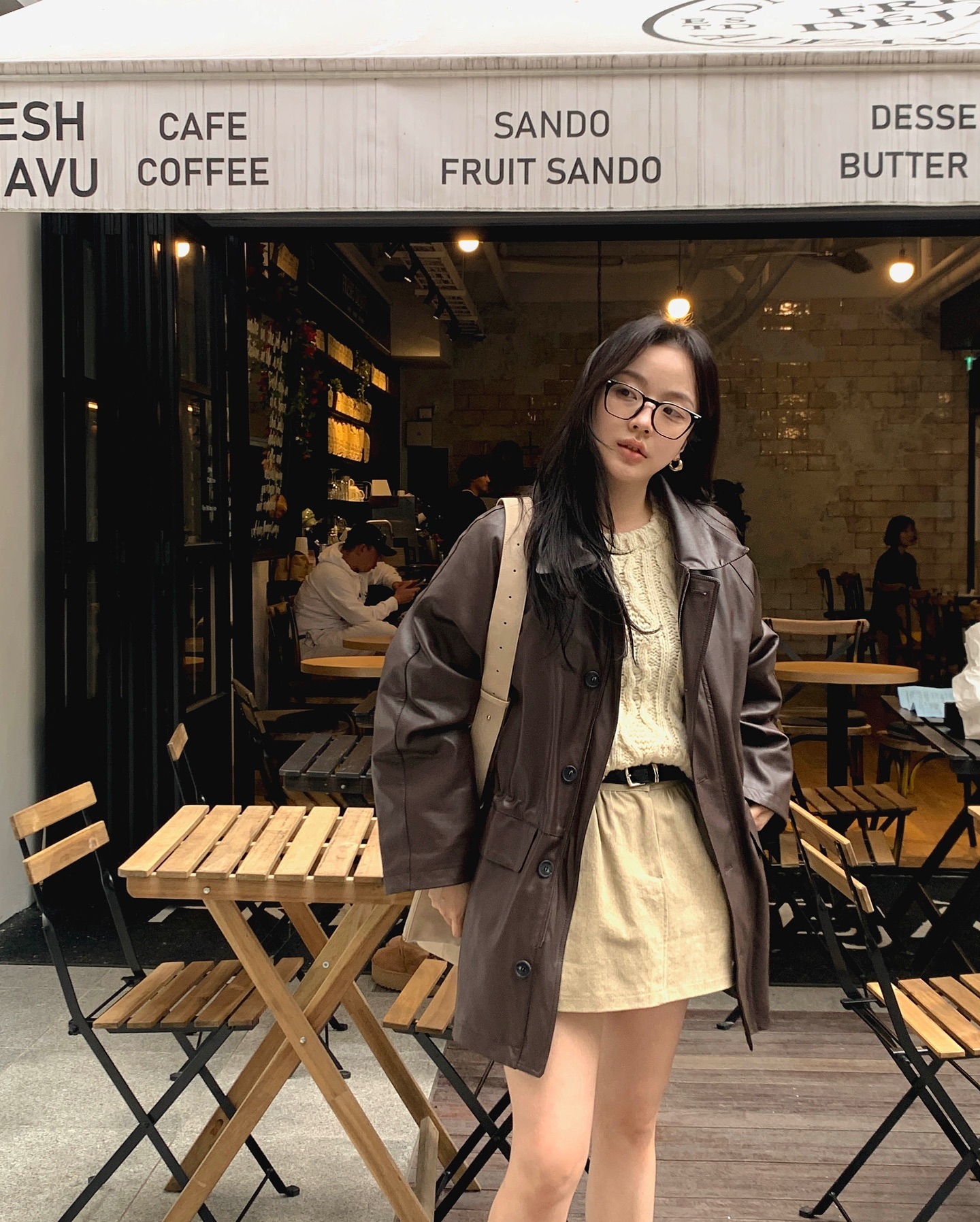 Xu hướng mặc đồ nâu từ năm ngoái tới bây giờ vẫn hot: 5 cách mix rất sang mà không cộng tuổi- Ảnh 6.