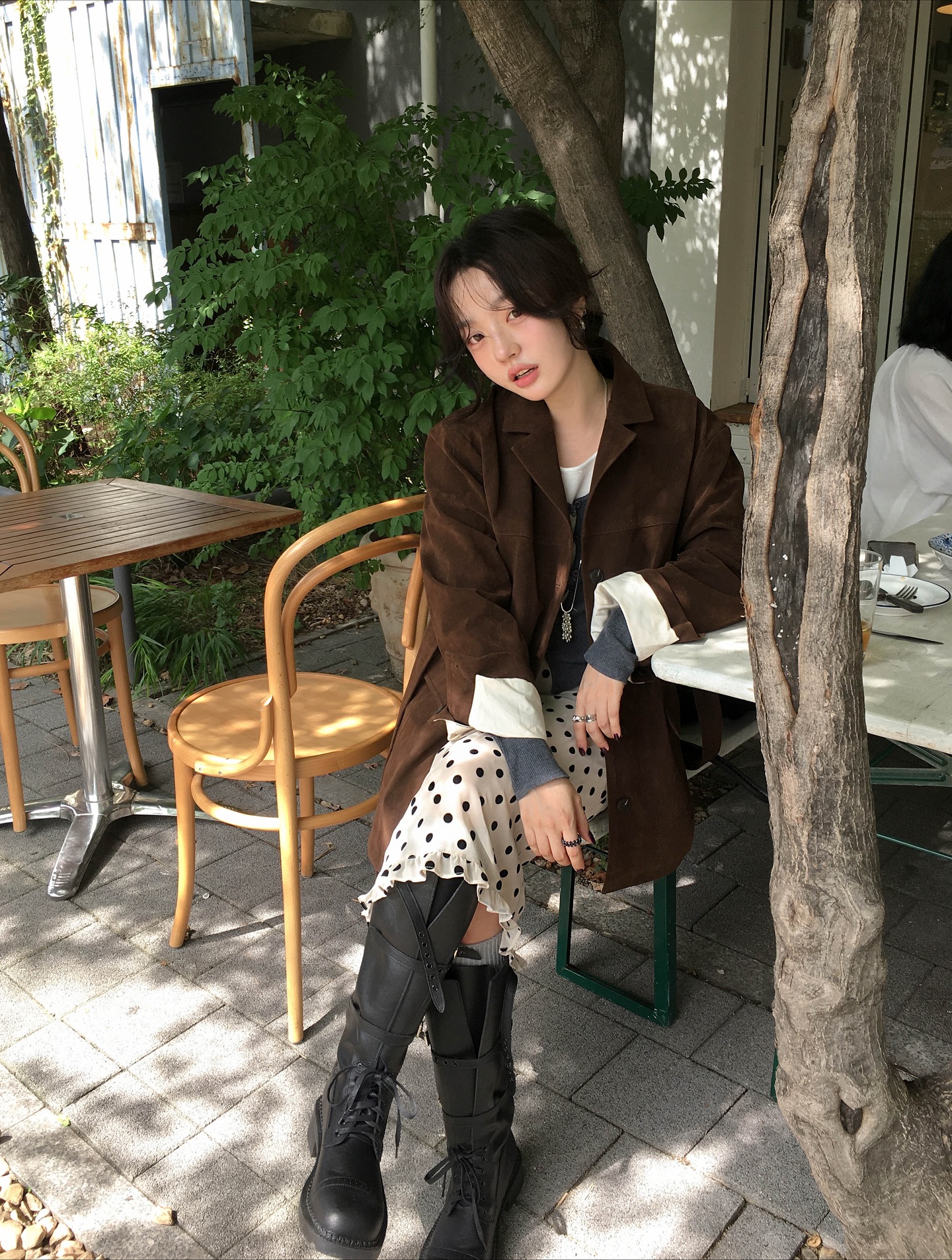 Xu hướng mặc đồ nâu từ năm ngoái tới bây giờ vẫn hot: 5 cách mix rất sang mà không cộng tuổi- Ảnh 8.