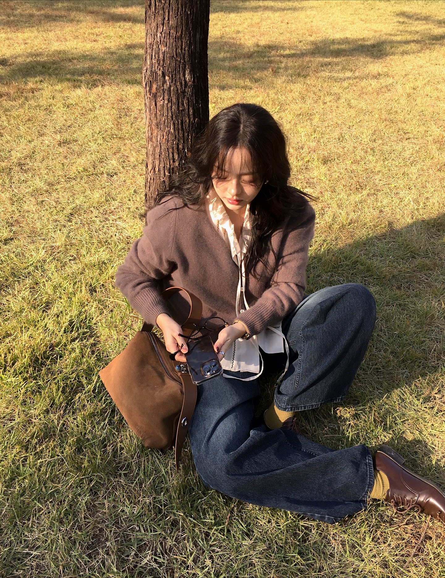 Xu hướng mặc đồ nâu từ năm ngoái tới bây giờ vẫn hot: 5 cách mix rất sang mà không cộng tuổi- Ảnh 4.