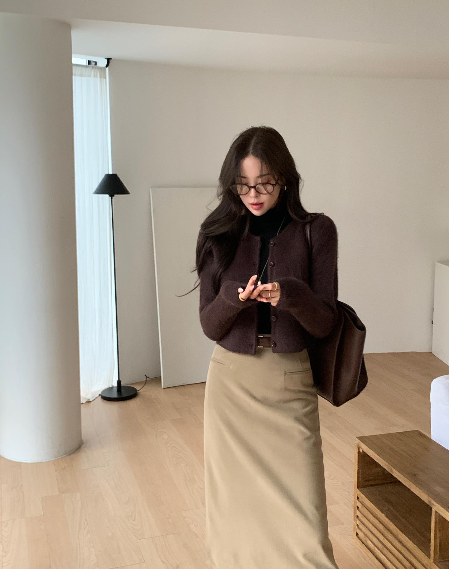 Xu hướng mặc đồ nâu từ năm ngoái tới bây giờ vẫn hot: 5 cách mix rất sang mà không cộng tuổi- Ảnh 5.