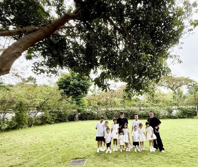 Cả showbiz có đúng 1 người: Nuôi 10 người con không cùng huyết thống, ở biệt thự "khủng" 2.000m²- Ảnh 2.