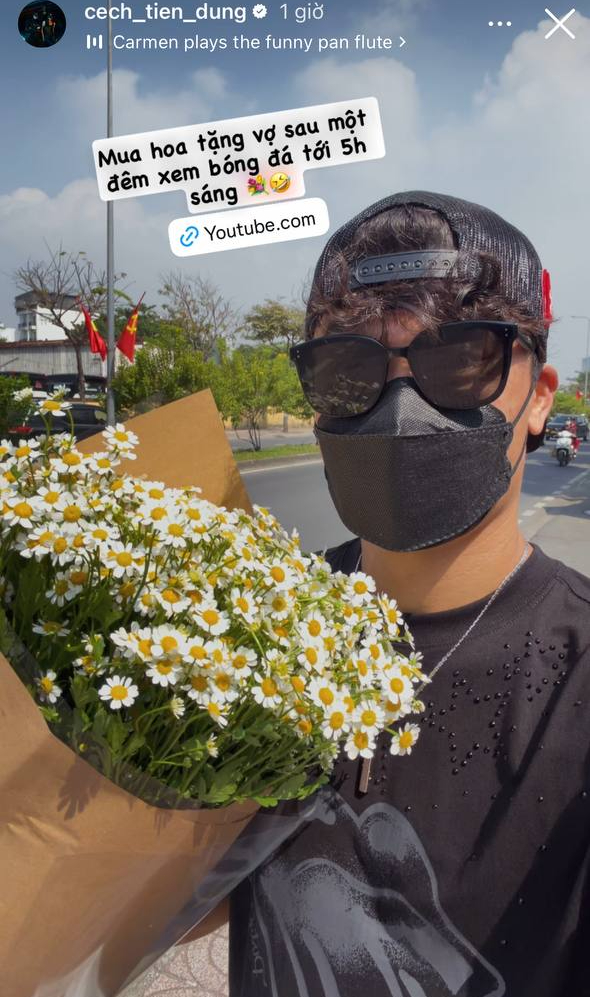 Có là "thủ môn quốc dân" Bùi Tiến Dũng cũng phải mua hoa về "nịnh vợ" sau đêm đi xem bóng đá tới 5h sáng- Ảnh 1. Có là "thủ môn quốc dân" Bùi Tiến Dũng cũng phải mua hoa về "nịnh vợ" sau đêm đi xem bóng đá tới 5h sáng- Ảnh 1.