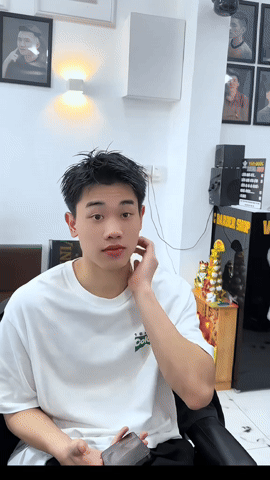 "Sốc visual" Đình Bắc ở tiệm cắt tóc, đá bóng hay lại điển trai vô địch thế này!- Ảnh 1.