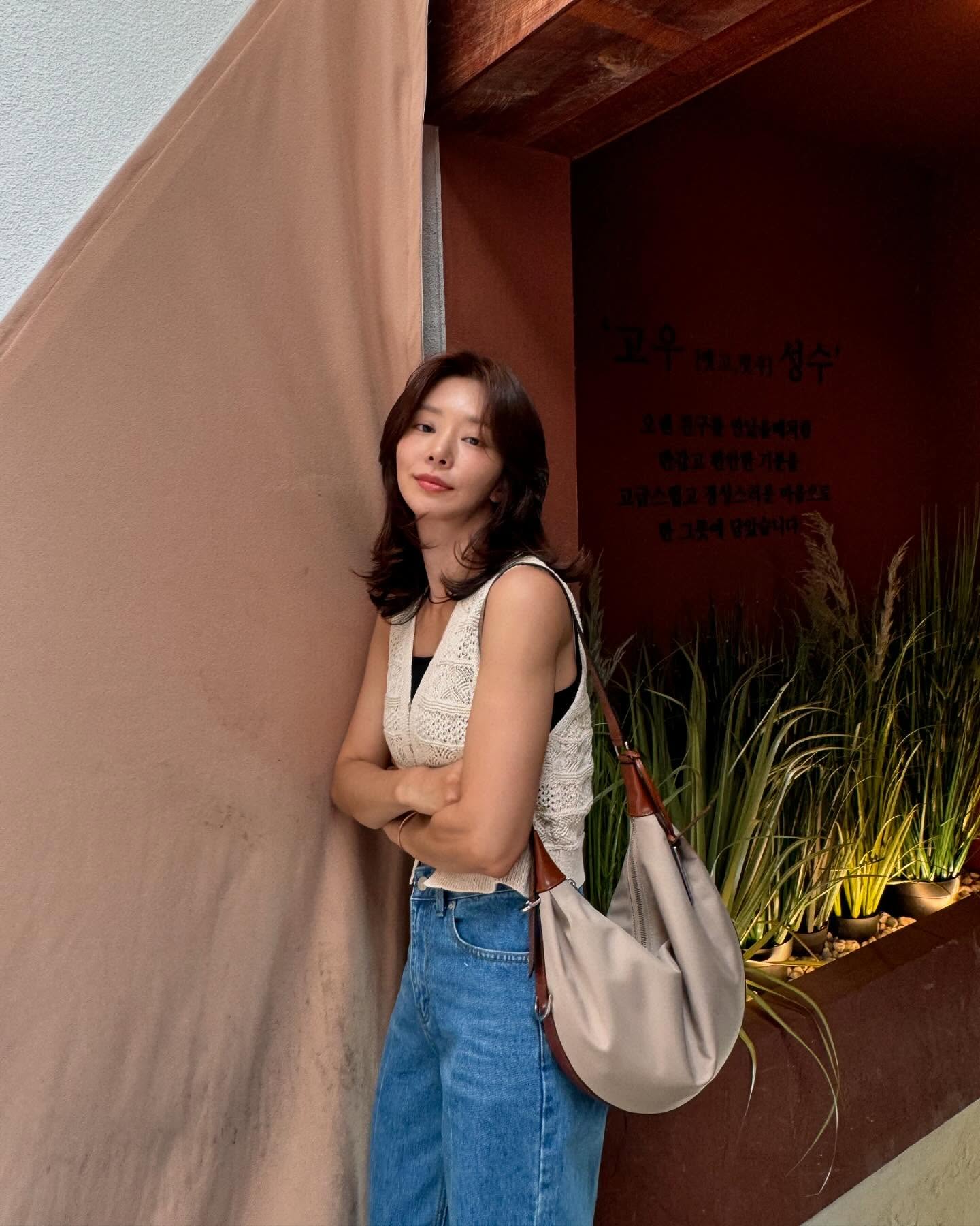 Nữ diễn viên gần 40 tuổi vẫn đóng phim ngôn tình rất "ngọt", style ngoài đời mới là trẻ trung xuất sắc- Ảnh 7.