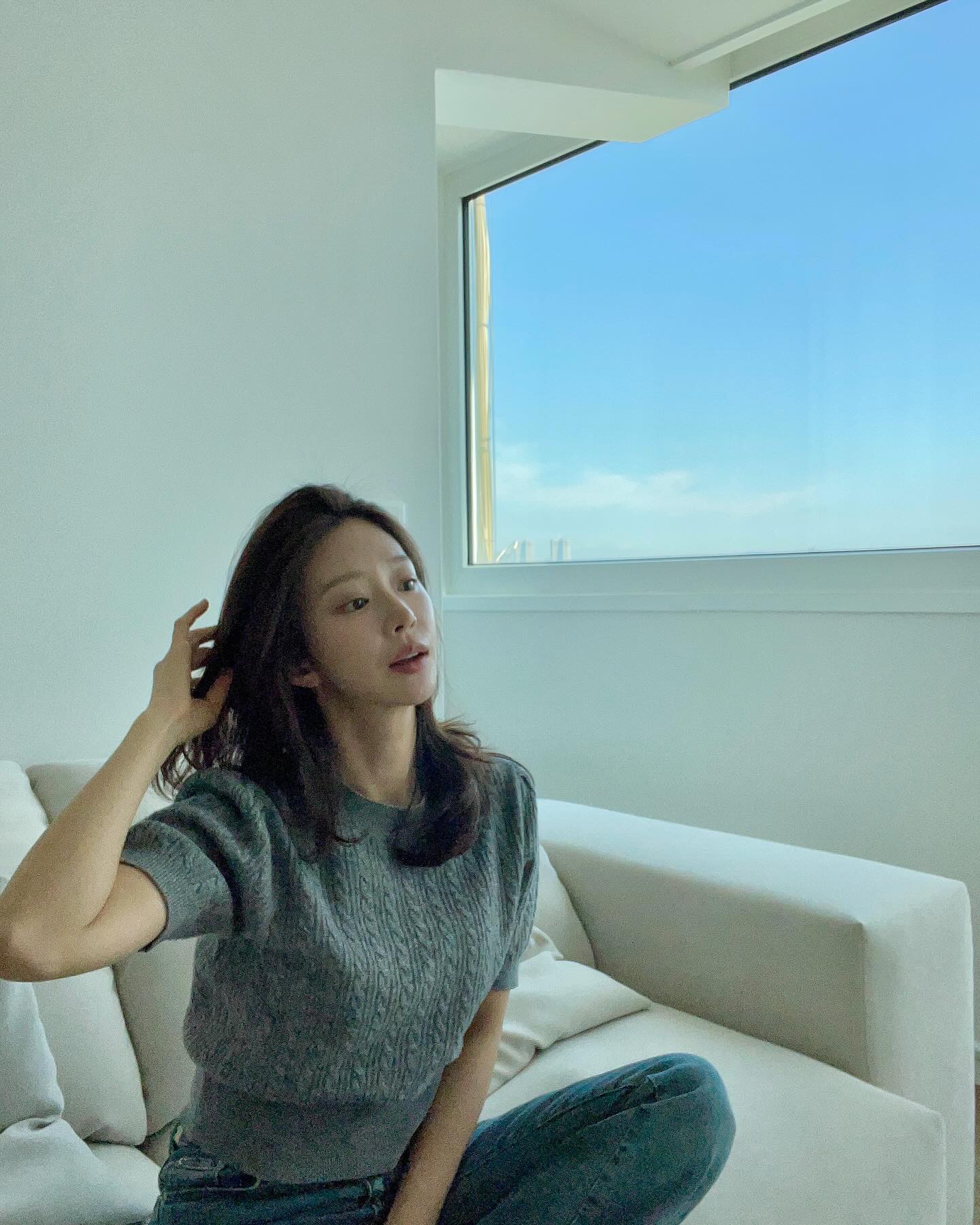 Nữ diễn viên gần 40 tuổi vẫn đóng phim ngôn tình rất "ngọt", style ngoài đời mới là trẻ trung xuất sắc- Ảnh 6.