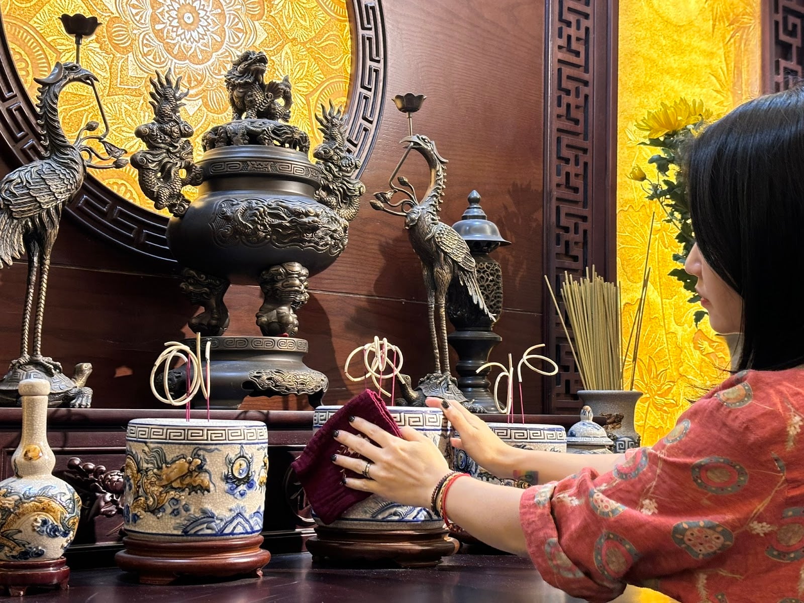 Chân hương tầng tầng, lớp lớp dù chưa đến 23 tháng Chạp: Có được tỉa bớt cho gọn, hay phải đợi?- Ảnh 2.