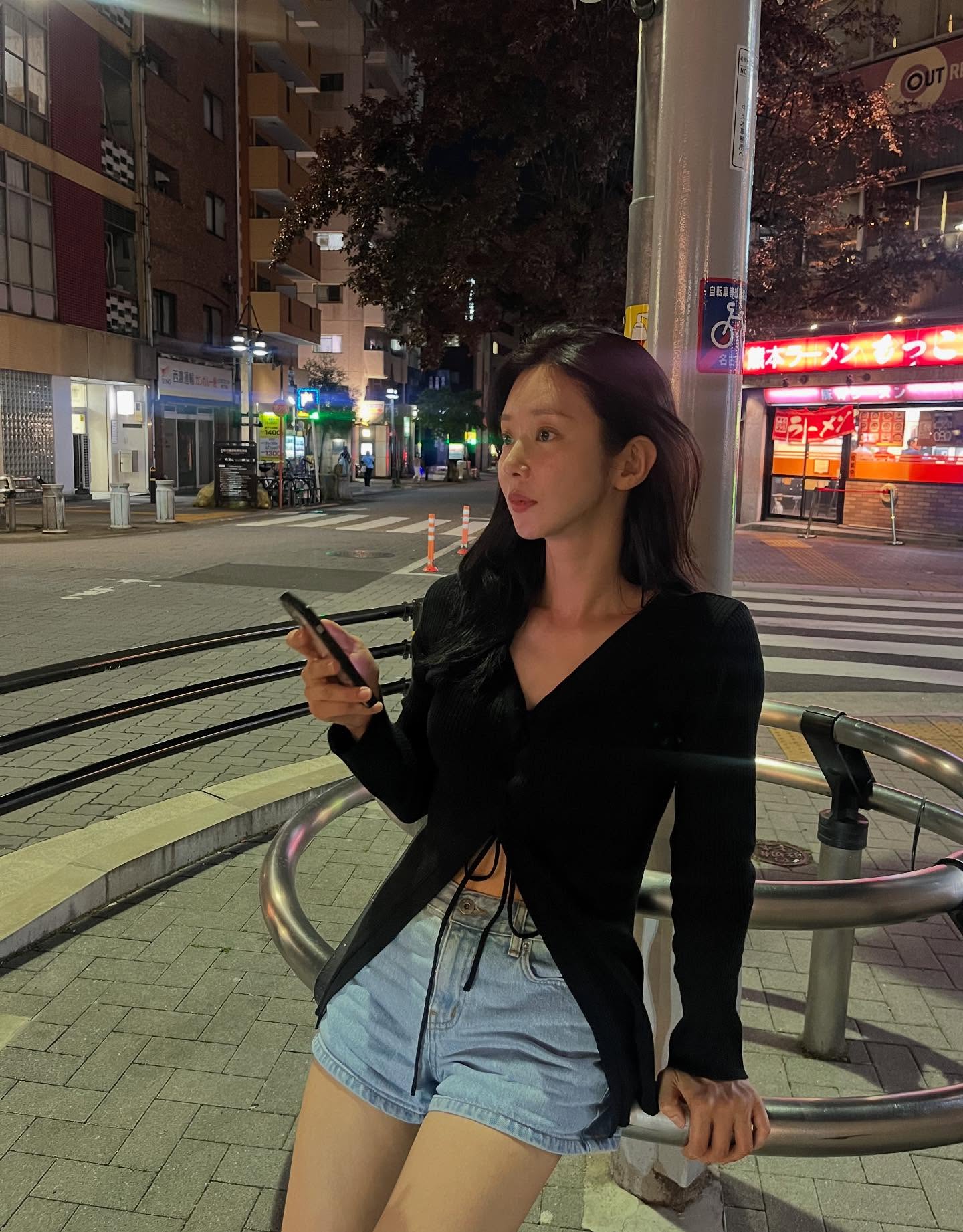 Nữ diễn viên gần 40 tuổi vẫn đóng phim ngôn tình rất "ngọt", style ngoài đời mới là trẻ trung xuất sắc- Ảnh 9.